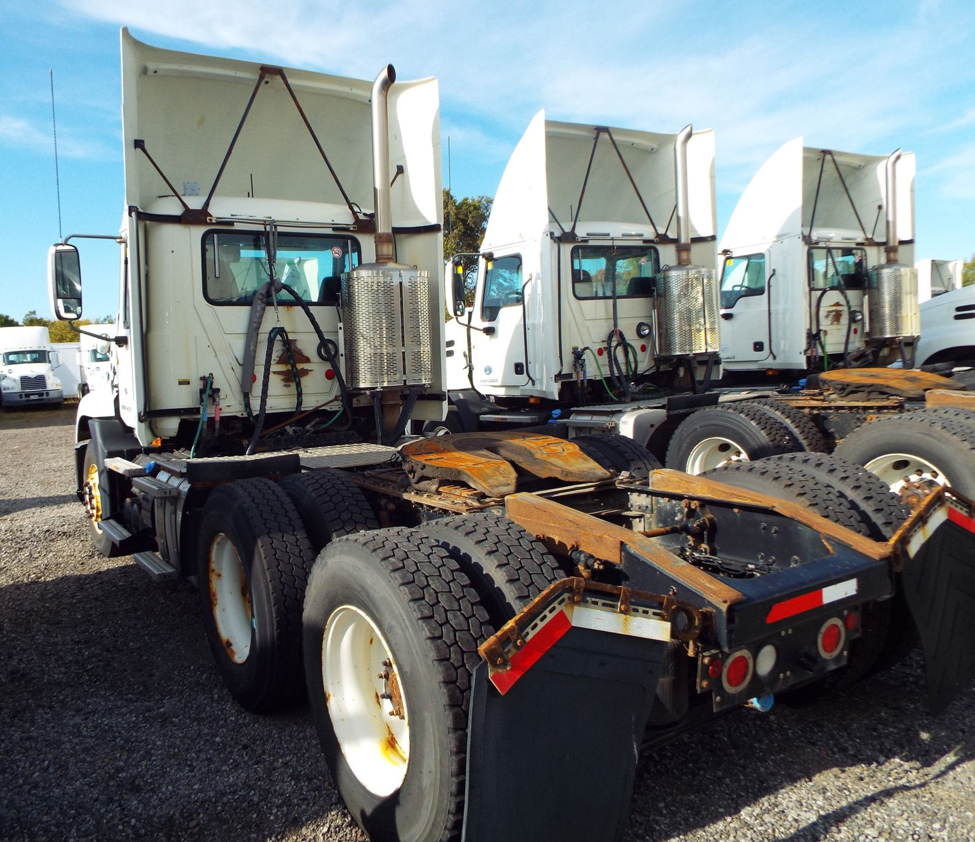 MACK (2015) CXU613 DAY CAB TRUCK WITH 405HP MP7 DIESEL ENGINE, 10 SPEED EATON FULLER TRANSMISSION, - Image 3 of 13