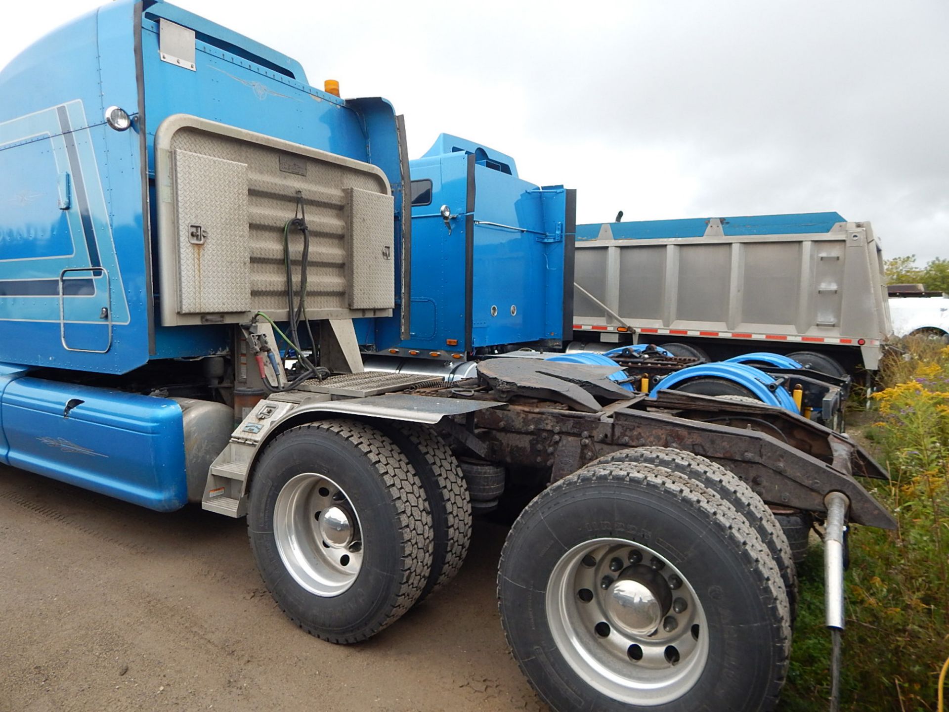 PETERBILT (2006) TRUCK WITH 475HP CAT C15 DIESEL ENGINE, 13 SPEED EATON FULLER TRANSMISSION, SLEEPER - Image 32 of 40