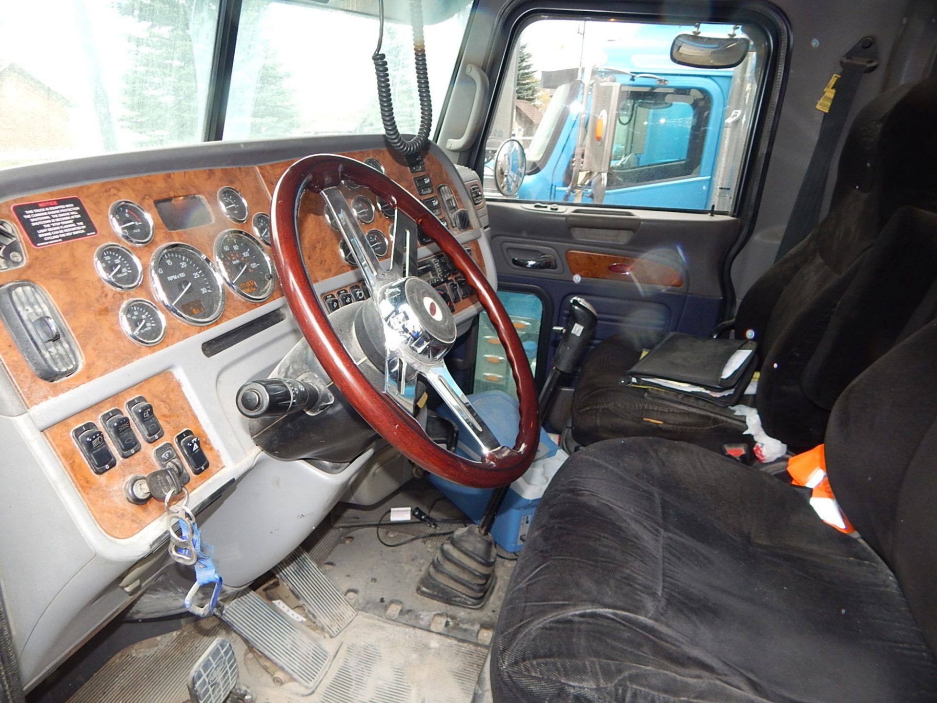 PETERBILT (2010) TRUCK WITH 500HP CUMMINS DIESEL ENGINE, 18 SPEED EATON FULLER TRANSMISSION, DAY - Image 14 of 31