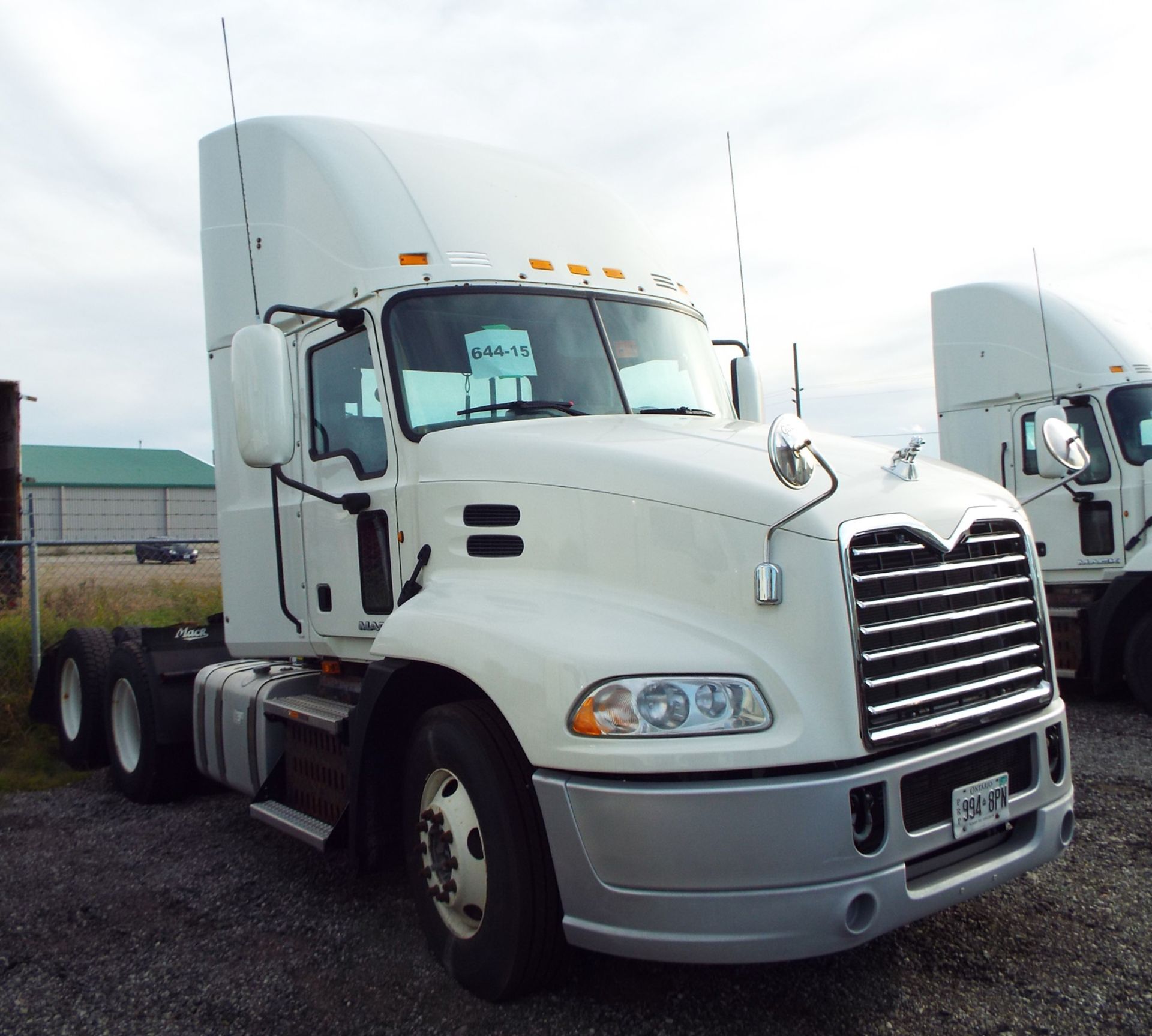 MACK (2015) CXU613 DAY CAB TRUCK WITH 405HP MP7 DIESEL ENGINE, 10 SPEED EATON FULLER TRANSMISSION, - Image 8 of 12