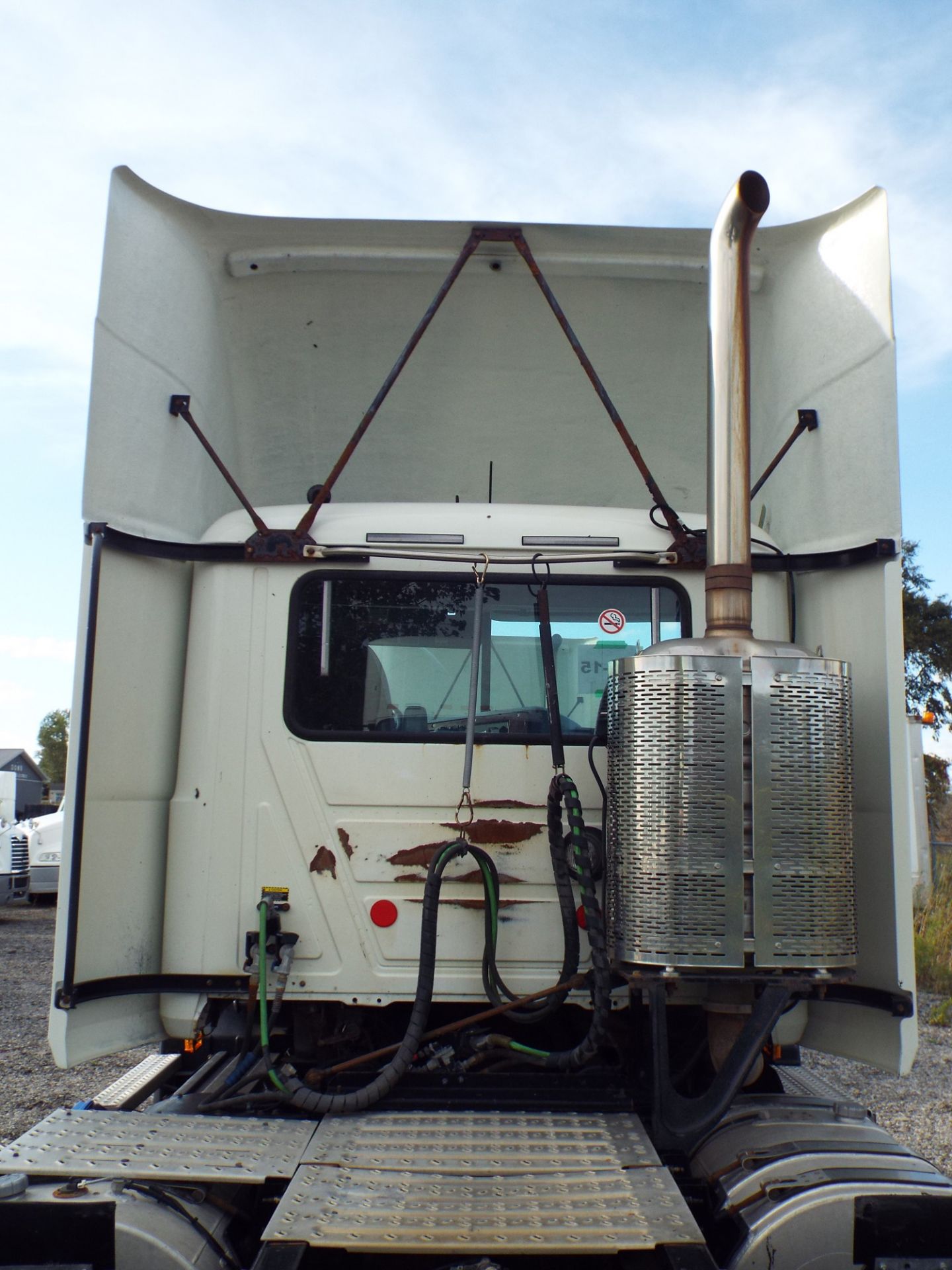 MACK (2015) CXU613 DAY CAB TRUCK WITH 405HP MP7 DIESEL ENGINE, 10 SPEED EATON FULLER TRANSMISSION, - Image 6 of 13