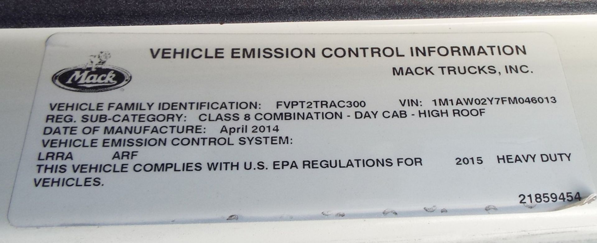 MACK (2015) CXU613 DAY CAB TRUCK WITH 405HP MP7 DIESEL ENGINE, 10 SPEED EATON FULLER TRANSMISSION, - Image 11 of 13