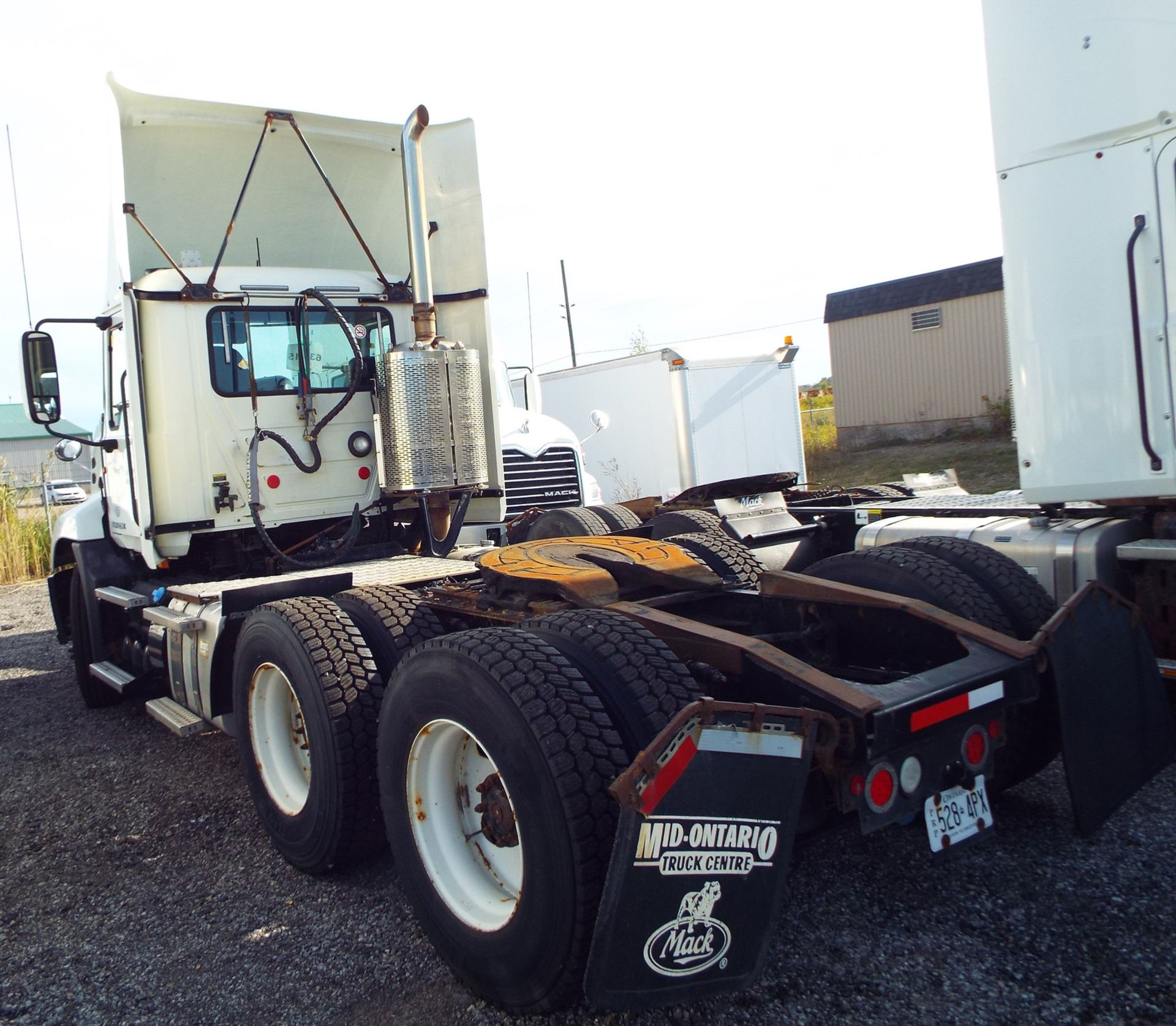 MACK (2015) CXU613 DAY CAB TRUCK WITH 405HP MP7 DIESEL ENGINE, 10 SPEED EATON FULLER TRANSMISSION, - Image 3 of 13