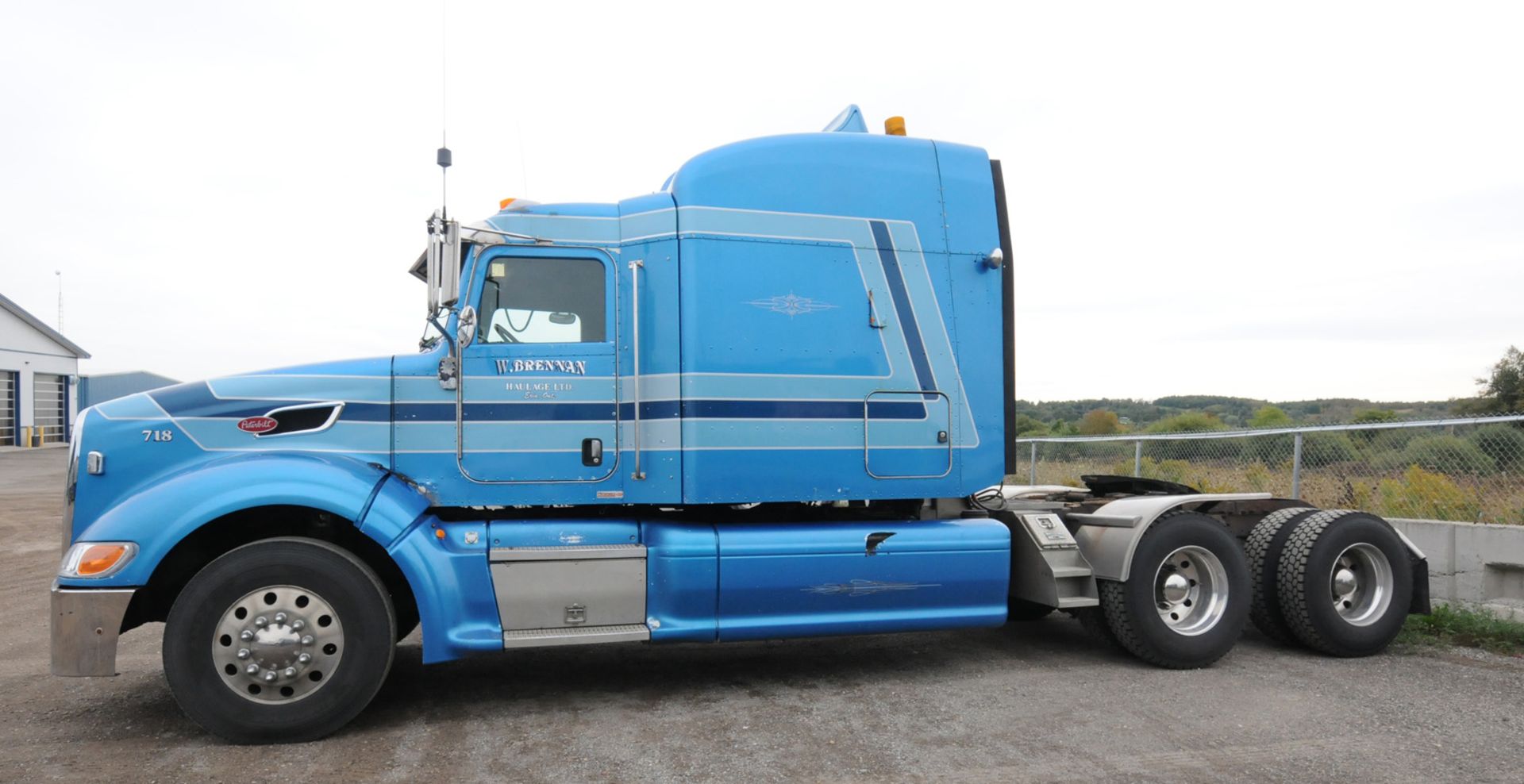 PETERBILT (2006) TRUCK WITH 475HP CAT C15 DIESEL ENGINE, 13 SPEED EATON FULLER TRANSMISSION, SLEEPER - Image 5 of 40