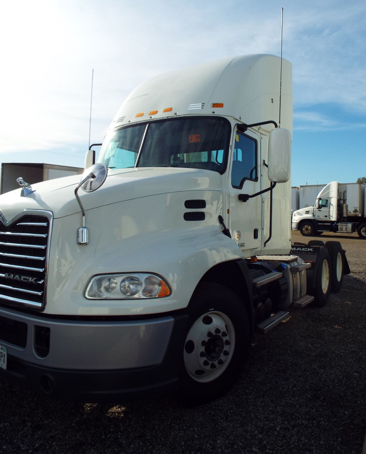 MACK (2015) CXU613 DAY CAB TRUCK WITH 405HP MP7 DIESEL ENGINE, 10 SPEED EATON FULLER TRANSMISSION, - Image 2 of 13