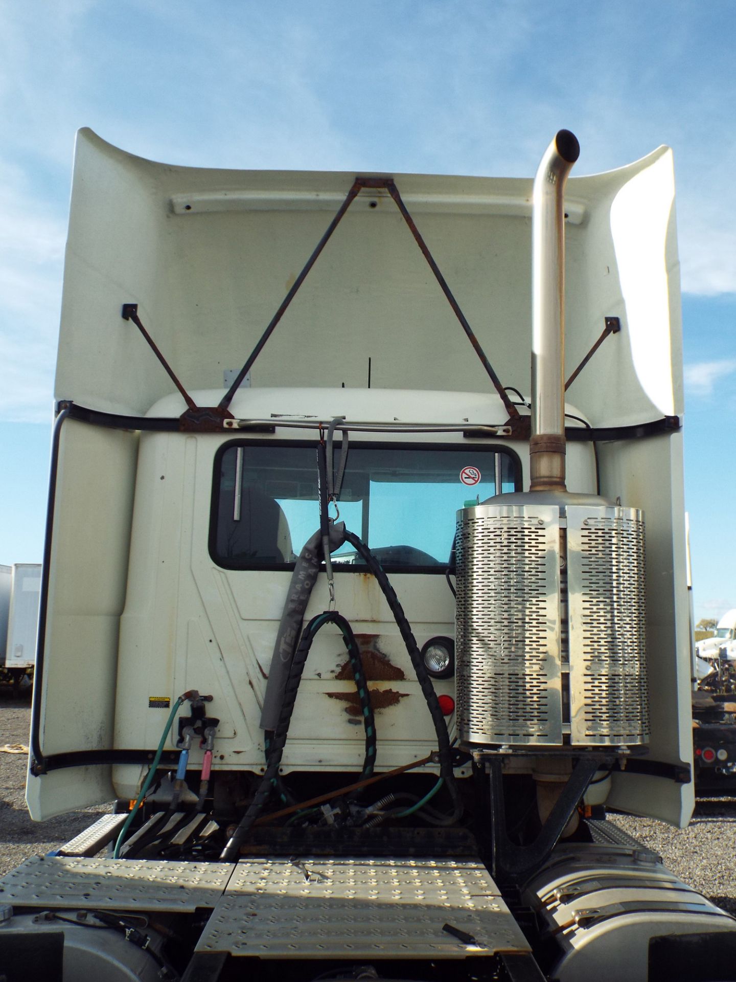 MACK (2015) CXU613 DAY CAB TRUCK WITH 405HP MP7 DIESEL ENGINE, 10 SPEED EATON FULLER TRANSMISSION, - Image 6 of 13