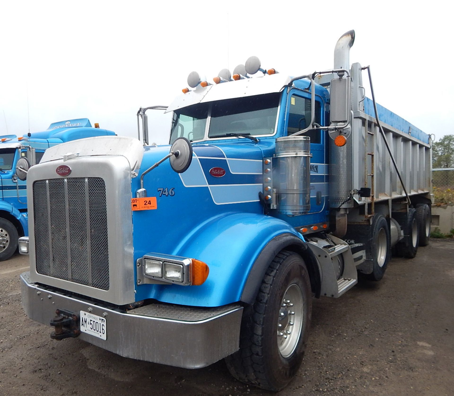 PETERBILT (2010) TRI-AXLE DUMP TRUCK WITH 500HP CUMMINS DIESEL ENGINE, 18 SPEED EATON FULLER - Image 4 of 32