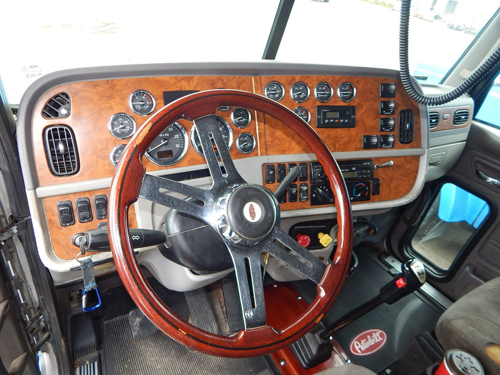 PETERBILT (2006) TRUCK WITH 475HP CAT C15 DIESEL ENGINE, 13 SPEED EATON FULLER TRANSMISSION, SLEEPER - Image 24 of 40