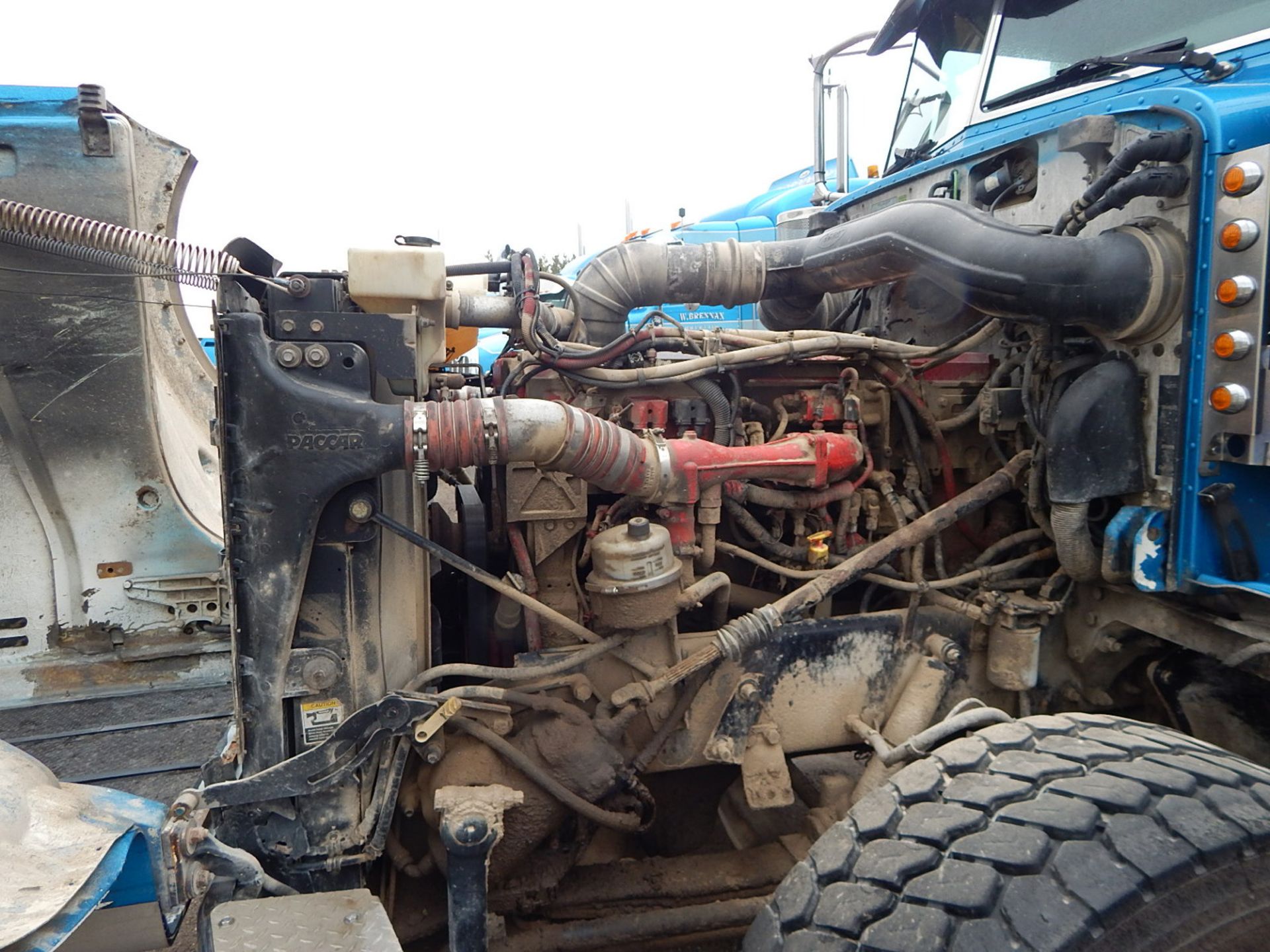 PETERBILT (2010) TRI-AXLE DUMP TRUCK WITH 500HP CUMMINS DIESEL ENGINE, 18 SPEED EATON FULLER - Image 26 of 32