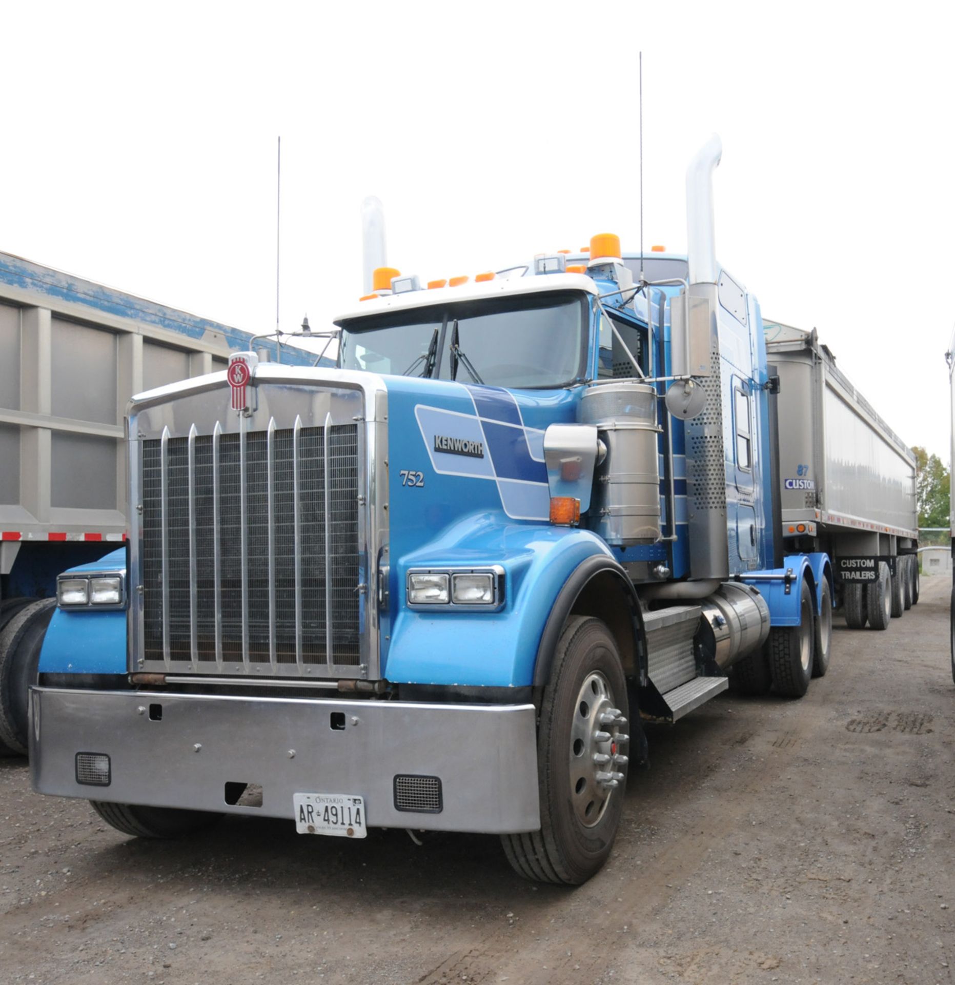 KENWORTH (2015) TRUCK WITH 500HP CUMMINS DIESEL ENGINE, 18 SPEED EATON FULLER TRANSMISSION,