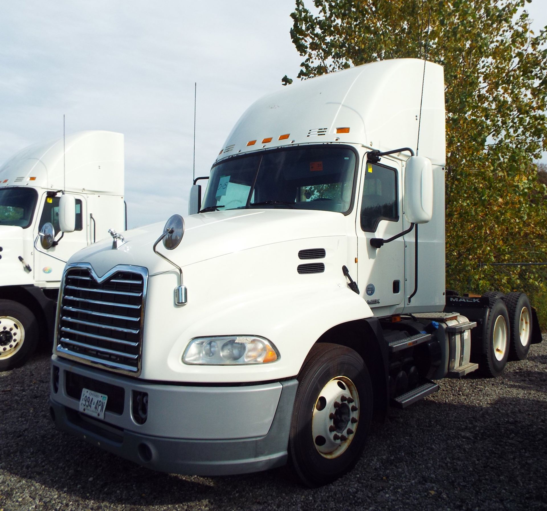 MACK (2015) CXU613 DAY CAB TRUCK WITH 405HP MP7 DIESEL ENGINE, 10 SPEED EATON FULLER TRANSMISSION, - Image 2 of 13