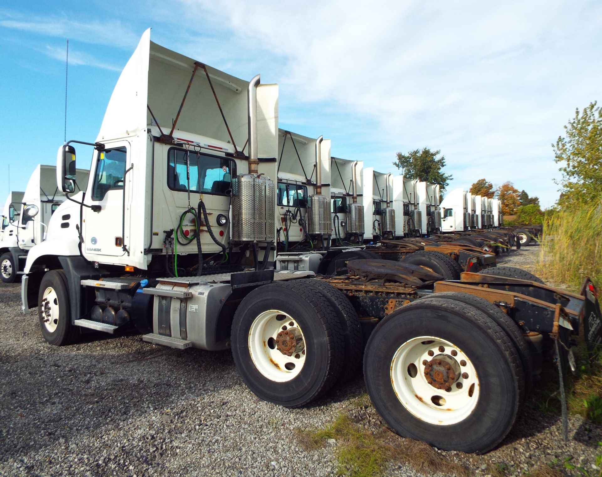 MACK (2015) CXU613 DAY CAB TRUCK WITH 405HP MP7 DIESEL ENGINE, 10 SPEED EATON FULLER TRANSMISSION, - Image 3 of 12