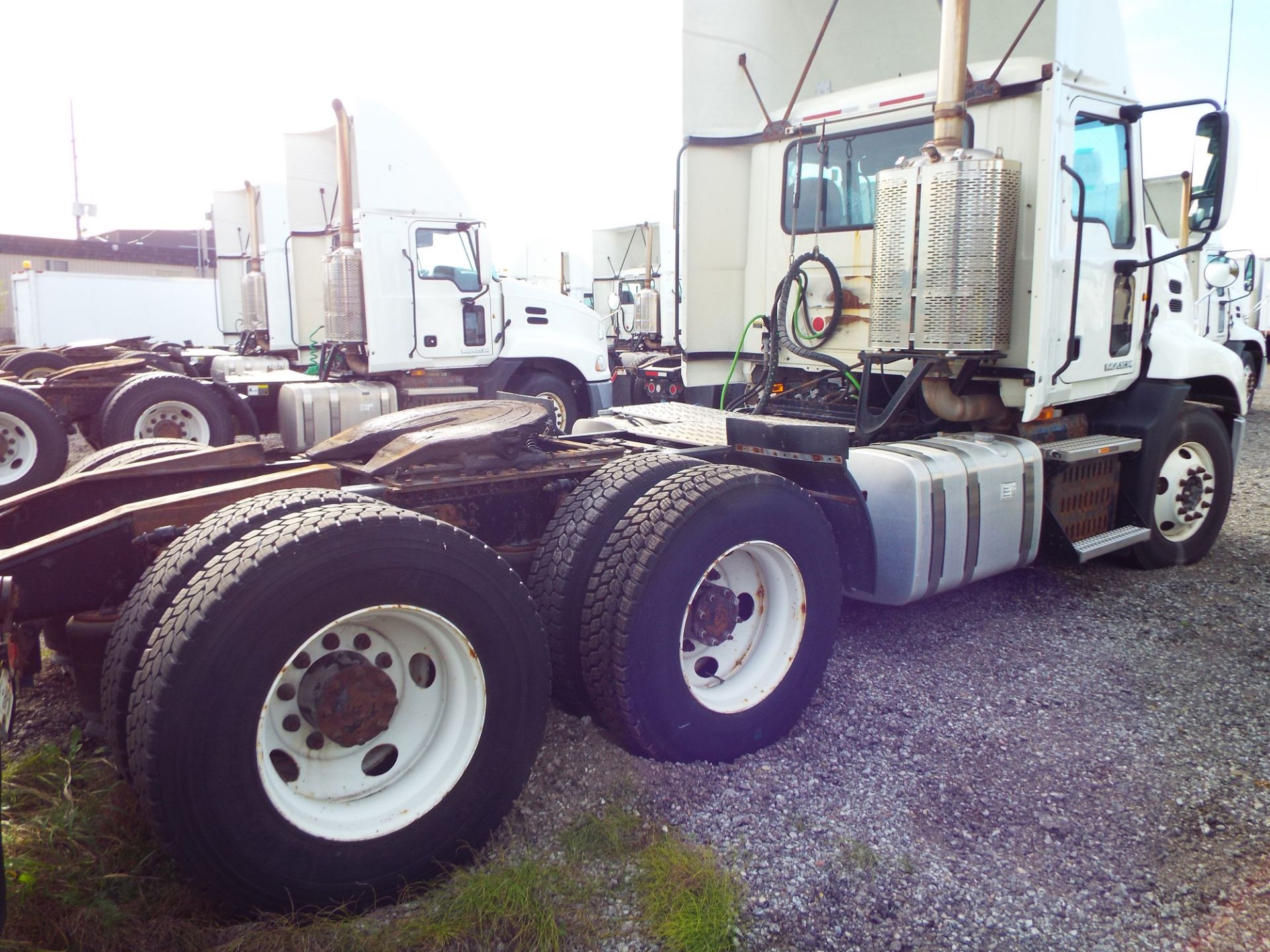 MACK (2015) CXU613 DAY CAB TRUCK WITH 405HP MP7 DIESEL ENGINE, 10 SPEED EATON FULLER TRANSMISSION, - Image 7 of 12