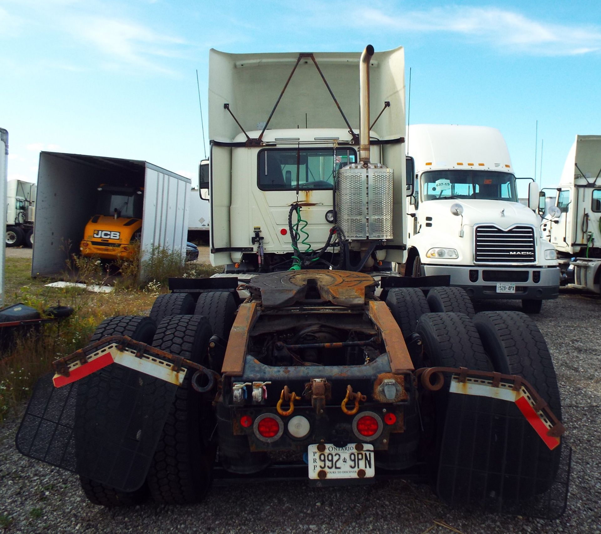 MACK (2015) CXU613 DAY CAB TRUCK WITH 445HP MP8 DIESEL ENGINE, 13 SPEED EATON FULLER TRANSMISSION, - Image 4 of 11