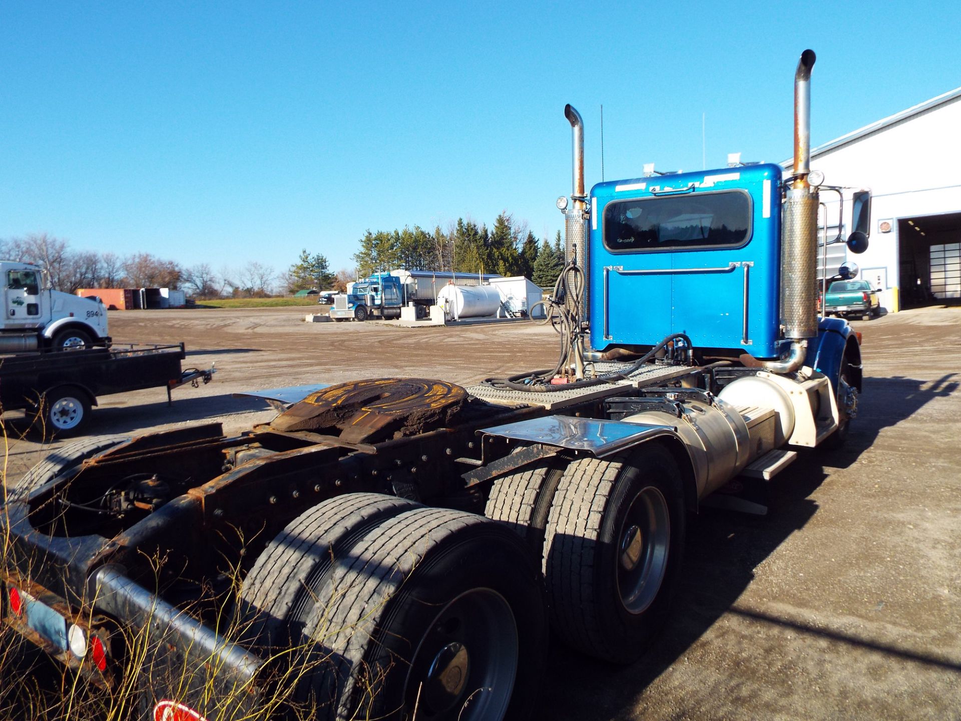 PETERBILT (2007) DAY CAB TRUCK WITH 475HP CAT DIESEL ENGINE, 18 SPEED EATON FULLER TRANSMISSION, - Image 6 of 17