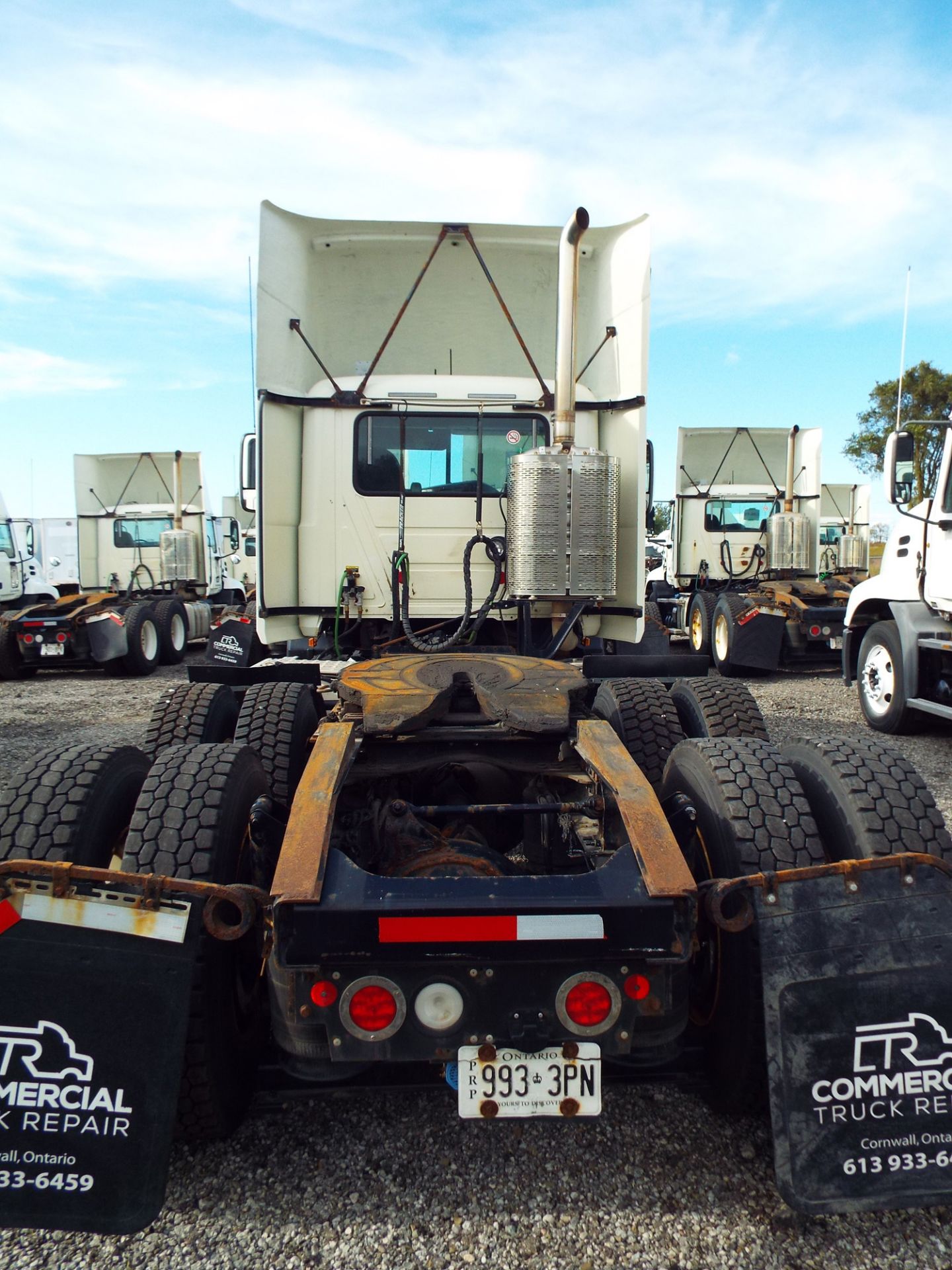 MACK (2015) CXU613 DAY CAB TRUCK WITH 405HP MP7 DIESEL ENGINE, 10 SPEED EATON FULLER TRANSMISSION, - Image 4 of 12