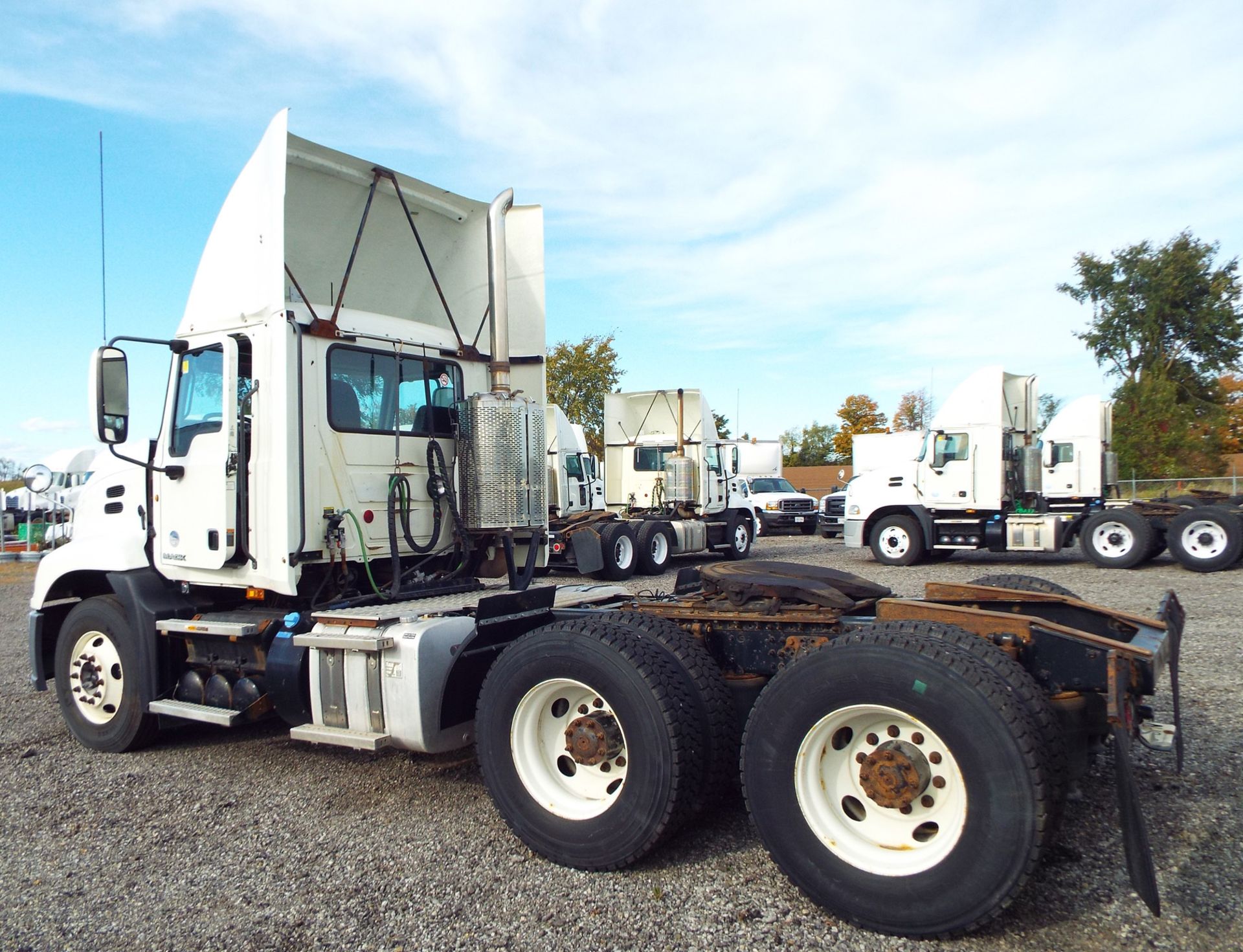 MACK (2015) CXU613 DAY CAB TRUCK WITH 405HP MP7 DIESEL ENGINE, 10 SPEED EATON FULLER TRANSMISSION, - Image 3 of 13