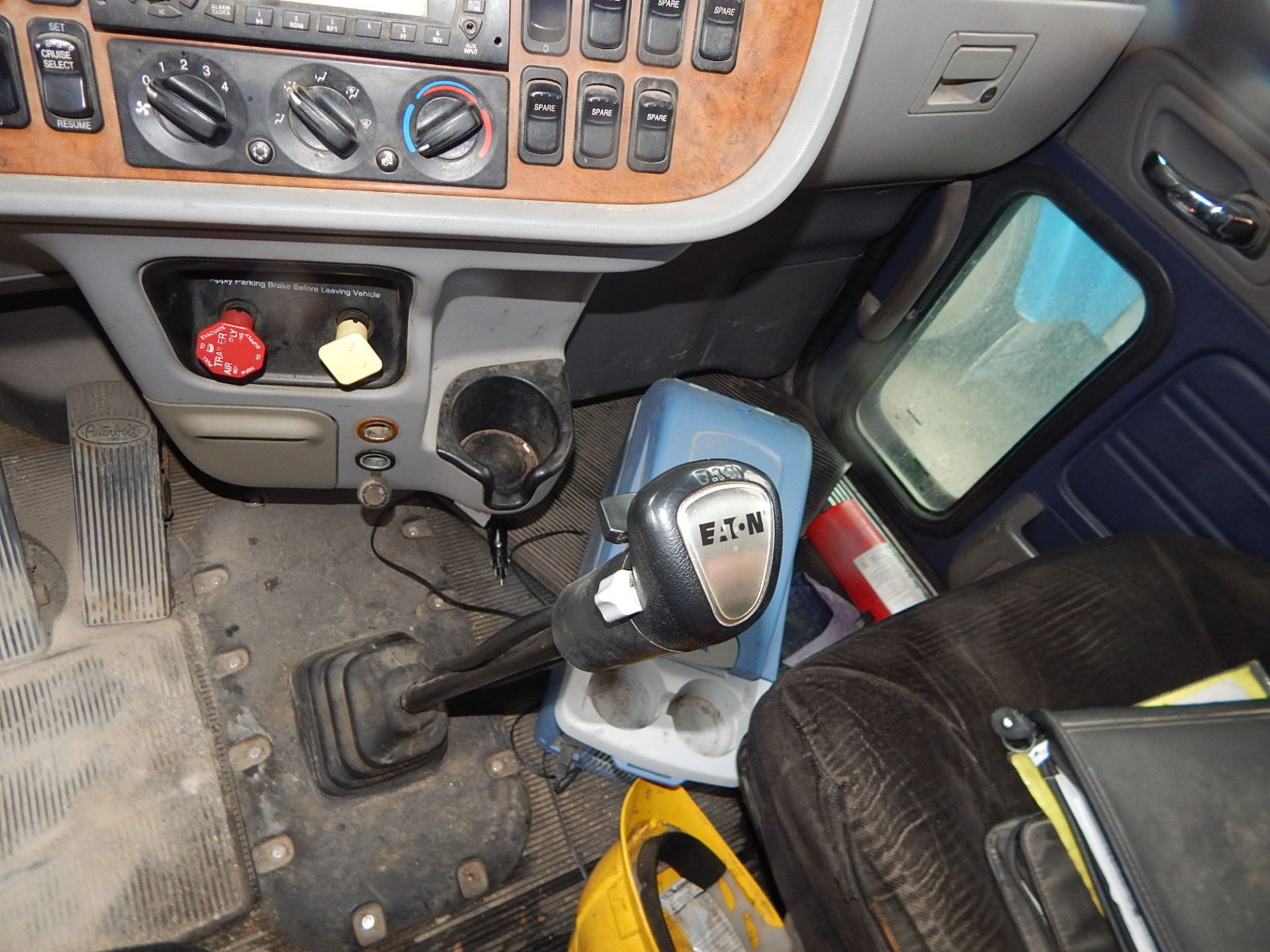 PETERBILT (2010) TRUCK WITH 500HP CUMMINS DIESEL ENGINE, 18 SPEED EATON FULLER TRANSMISSION, DAY - Image 21 of 31