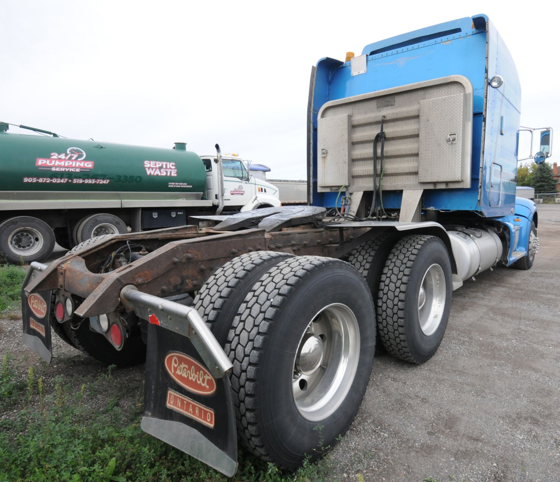 PETERBILT (2006) TRUCK WITH 475HP CAT C15 DIESEL ENGINE, 13 SPEED EATON FULLER TRANSMISSION, SLEEPER - Image 11 of 40