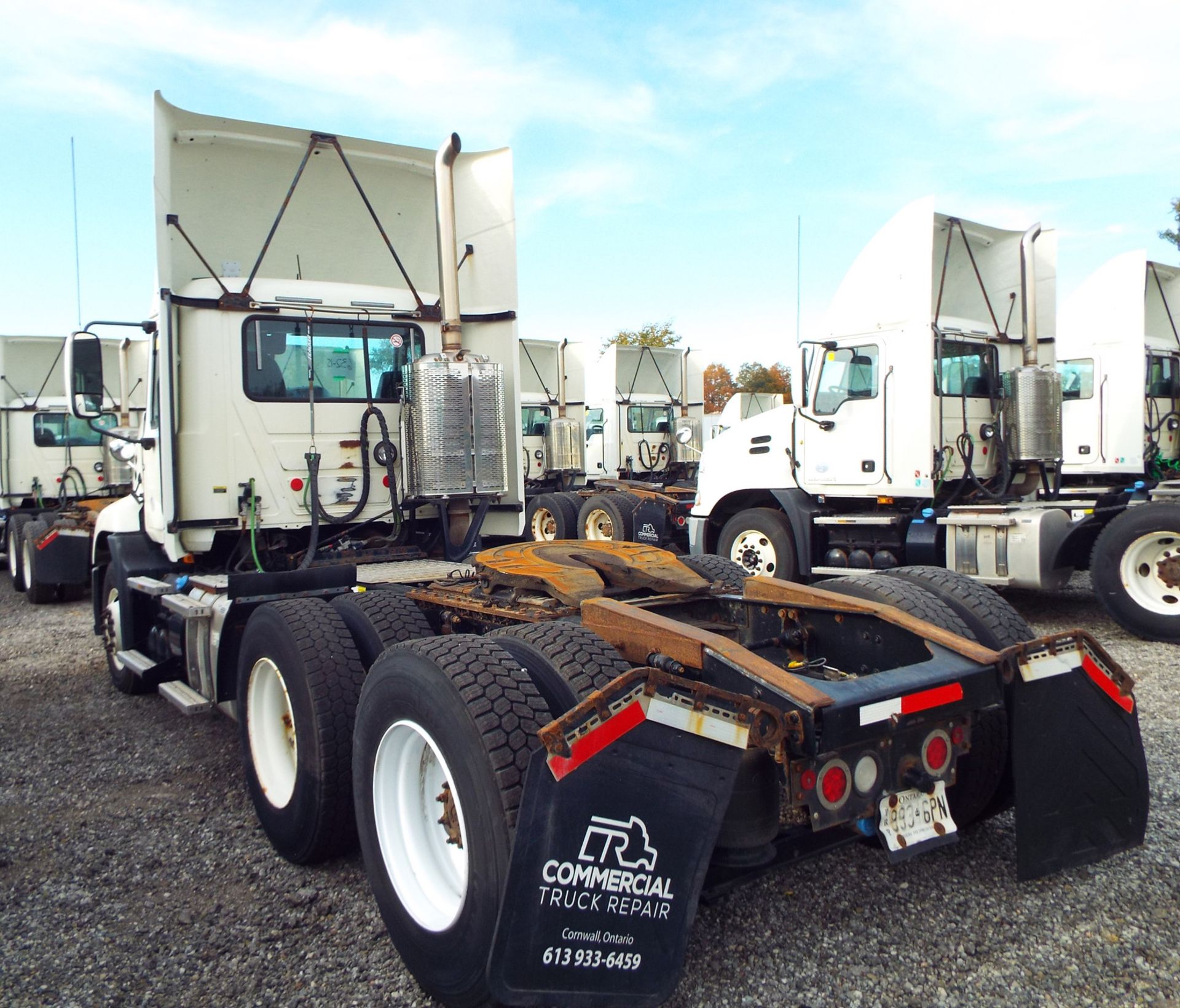 MACK (2015) CXU613 DAY CAB TRUCK WITH 405HP MP7 DIESEL ENGINE, 10 SPEED EATON FULLER TRANSMISSION, - Image 3 of 13