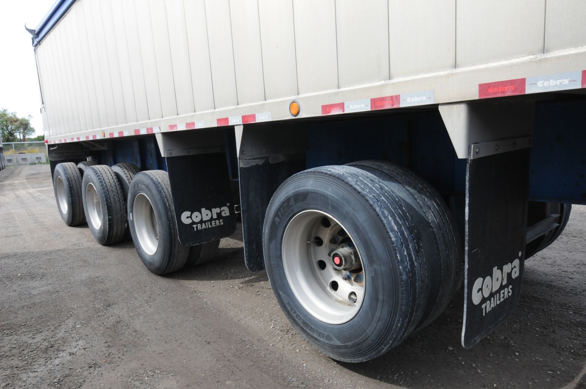 COBRA (2013) QUAD-AXLE ALUMINUM END DUMP BOX TRAILER WITH COMPOSITE FLOOR, 39-40 METRIC TON - Image 11 of 16