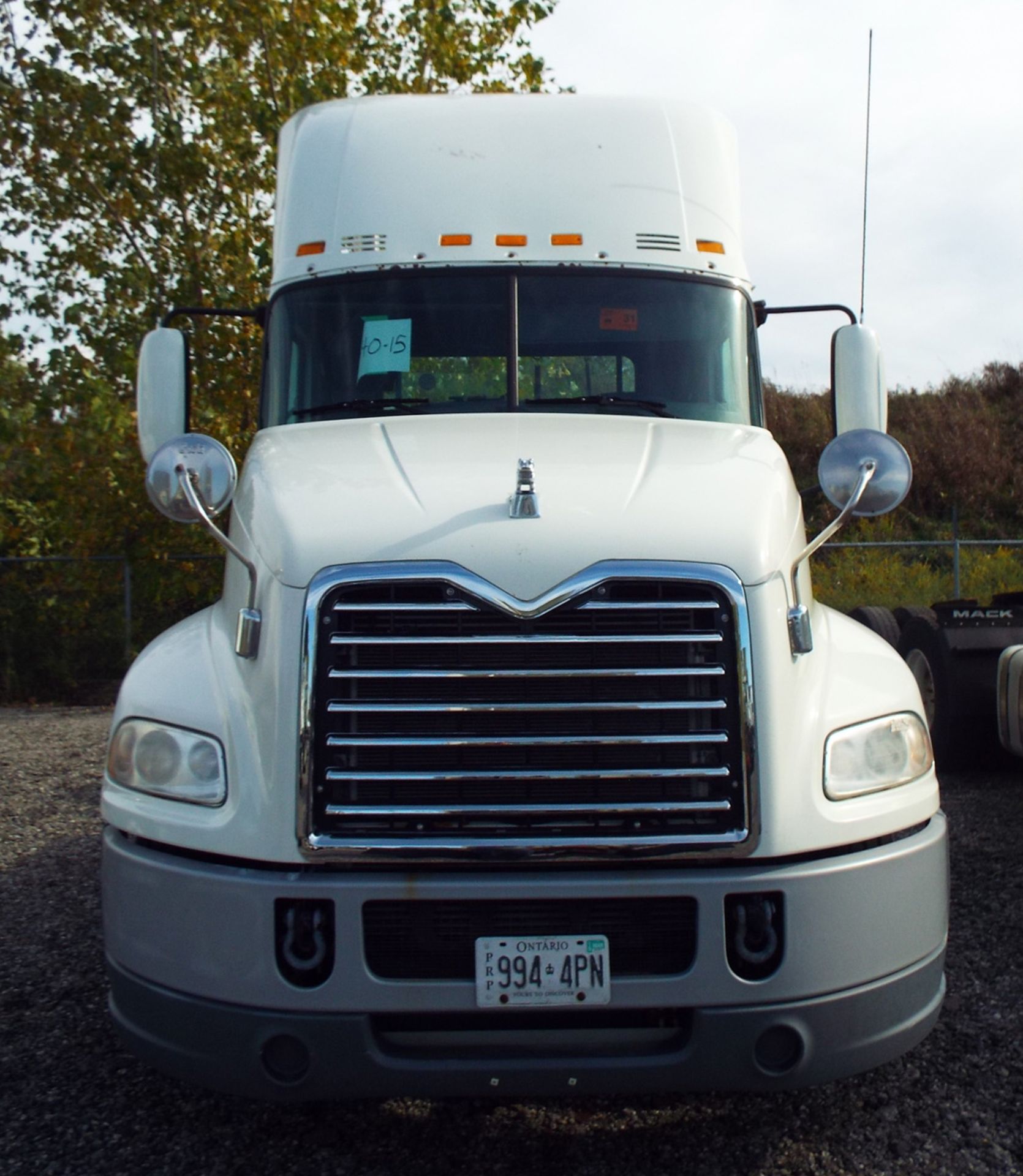 MACK (2015) CXU613 DAY CAB TRUCK WITH 405HP MP7 DIESEL ENGINE, 10 SPEED EATON FULLER TRANSMISSION,