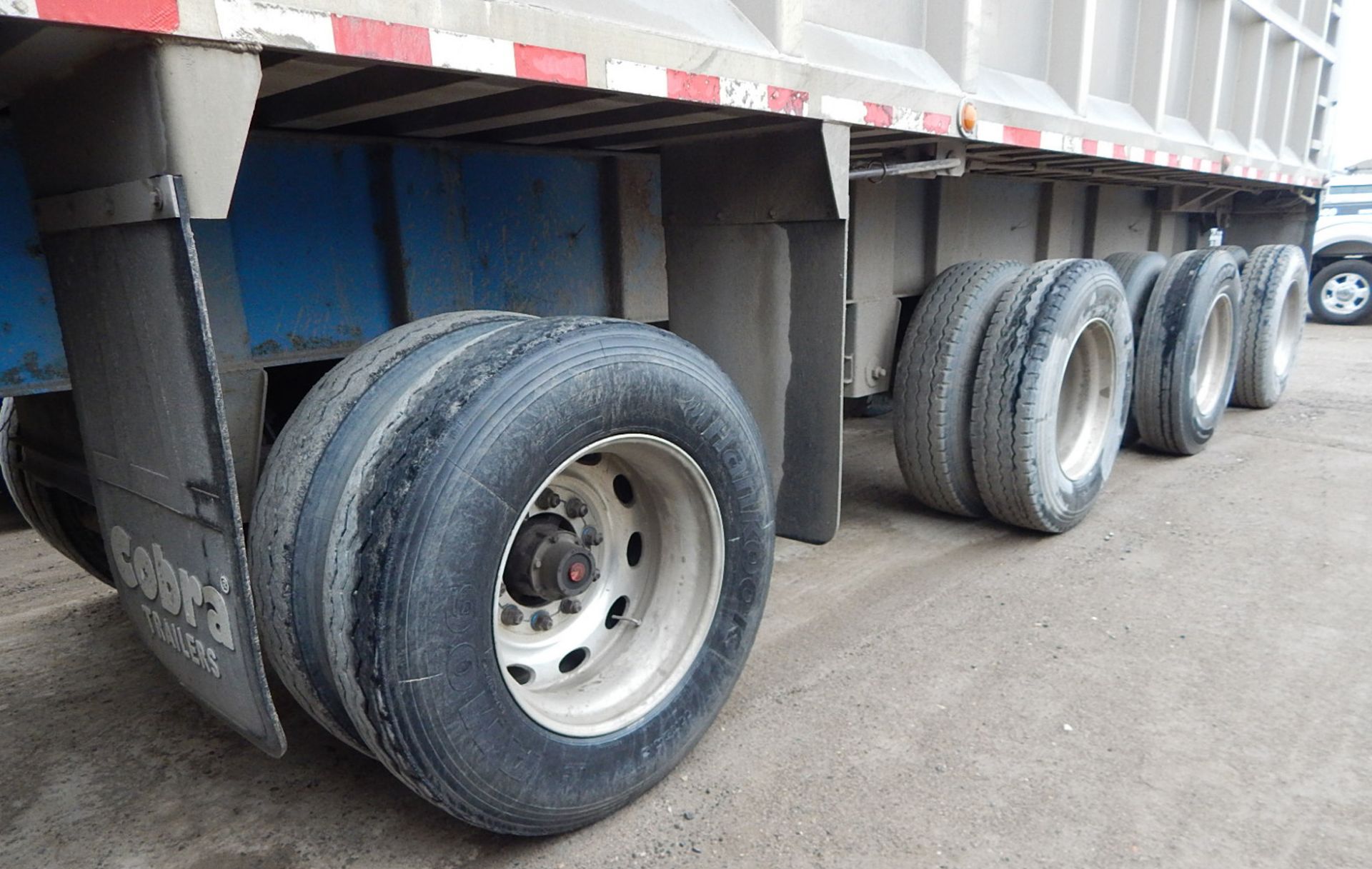 COBRA (2007) QUAD-AXLE ALUMINUM END DUMP BOX TRAILER WITH COMPOSITE FLOOR, 39-40 METRIC TON - Image 10 of 15