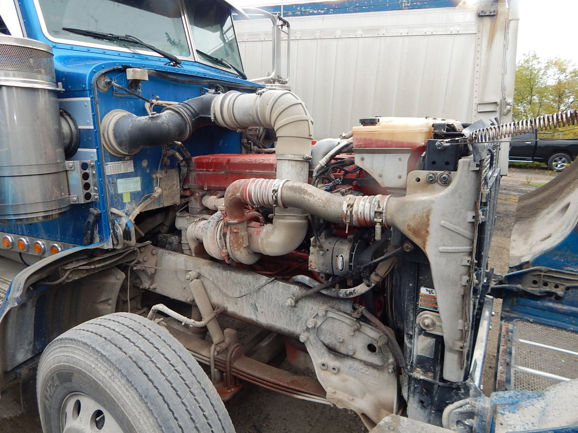 PETERBILT (2010) TRUCK WITH 500HP CUMMINS DIESEL ENGINE, 18 SPEED EATON FULLER TRANSMISSION, DAY - Image 31 of 31