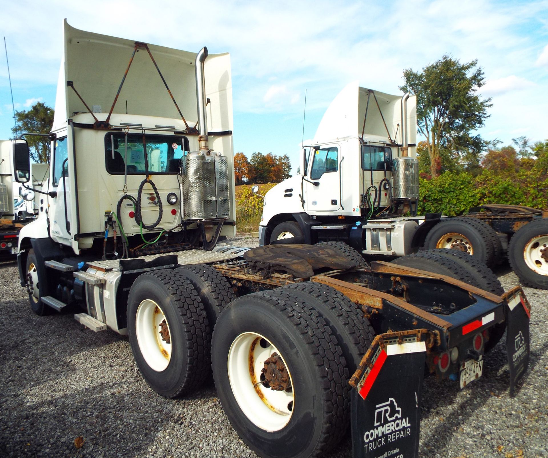 MACK (2015) CXU613 DAY CAB TRUCK WITH 405HP MP7 DIESEL ENGINE, 10 SPEED EATON FULLER TRANSMISSION, - Image 3 of 13