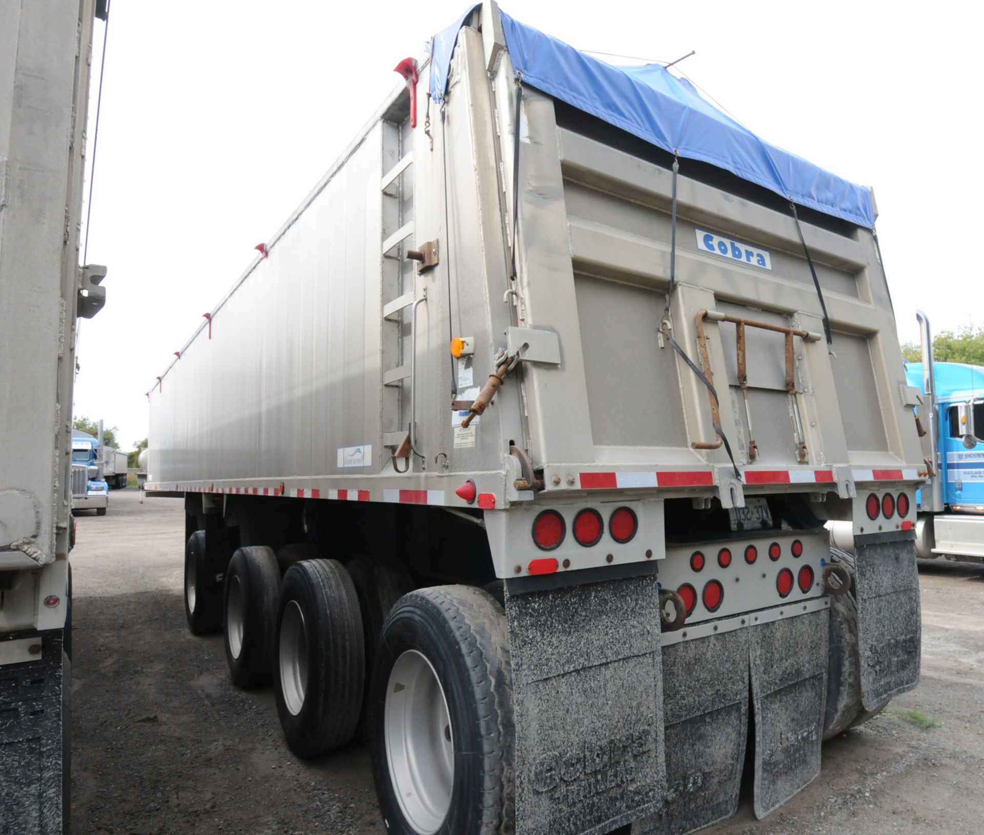 COBRA (2007) QUAD-AXLE ALUMINUM END DUMP BOX TRAILER WITH COMPOSITE FLOOR, 39-40 METRIC TON - Image 2 of 15