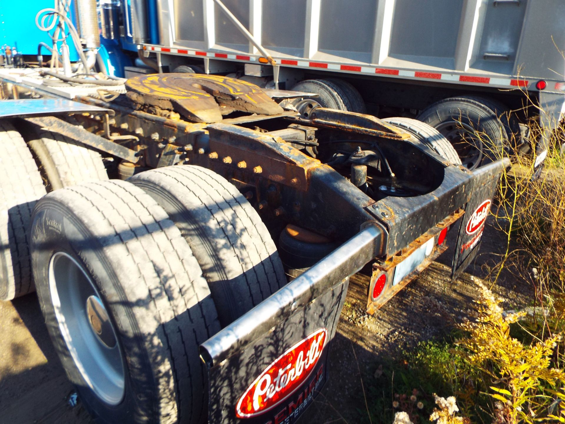 PETERBILT (2007) DAY CAB TRUCK WITH 475HP CAT DIESEL ENGINE, 18 SPEED EATON FULLER TRANSMISSION, - Image 4 of 17