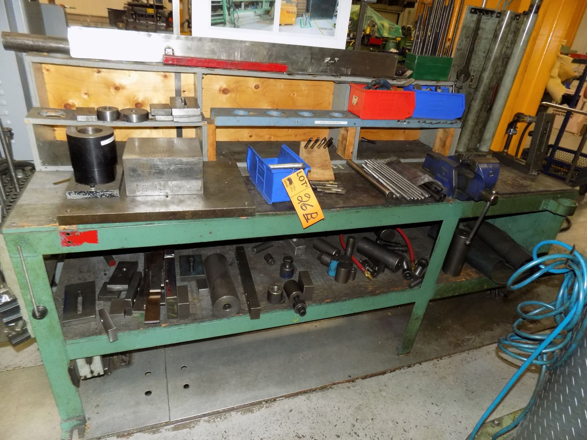 LOT/ TABLE WITH 6 '' VISE, TOOL SETTER AND TOOLING