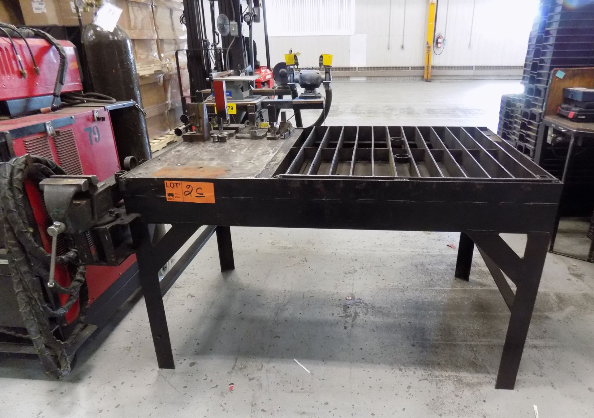 WELDING TABLE WITH 6 '' VISE