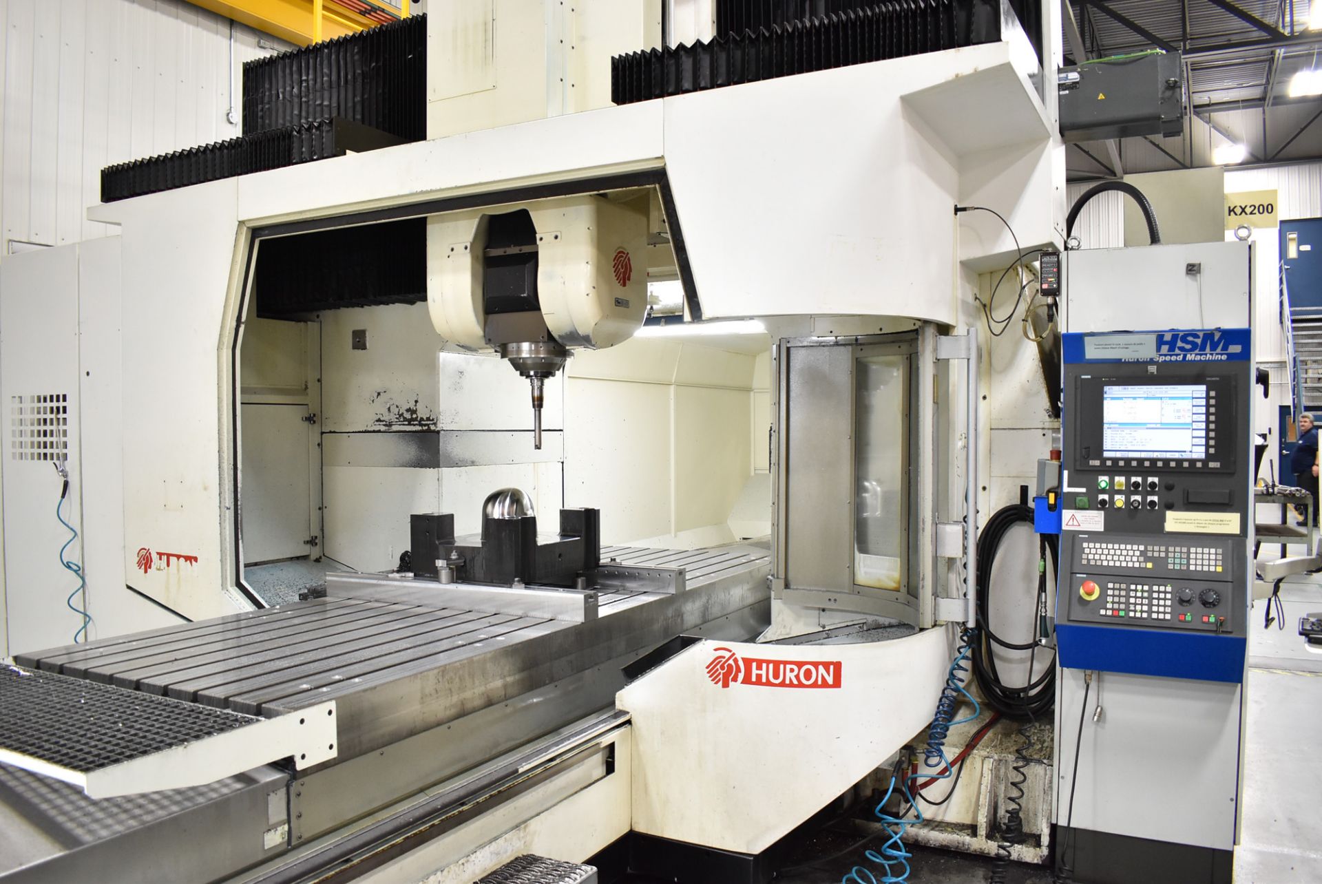 HURON (2007) KX200 5 AXIS GANTRY TYPE CNC VERTICAL MACHINING CENTER WITH SIEMENS SINUMERIK CNC - Image 4 of 14