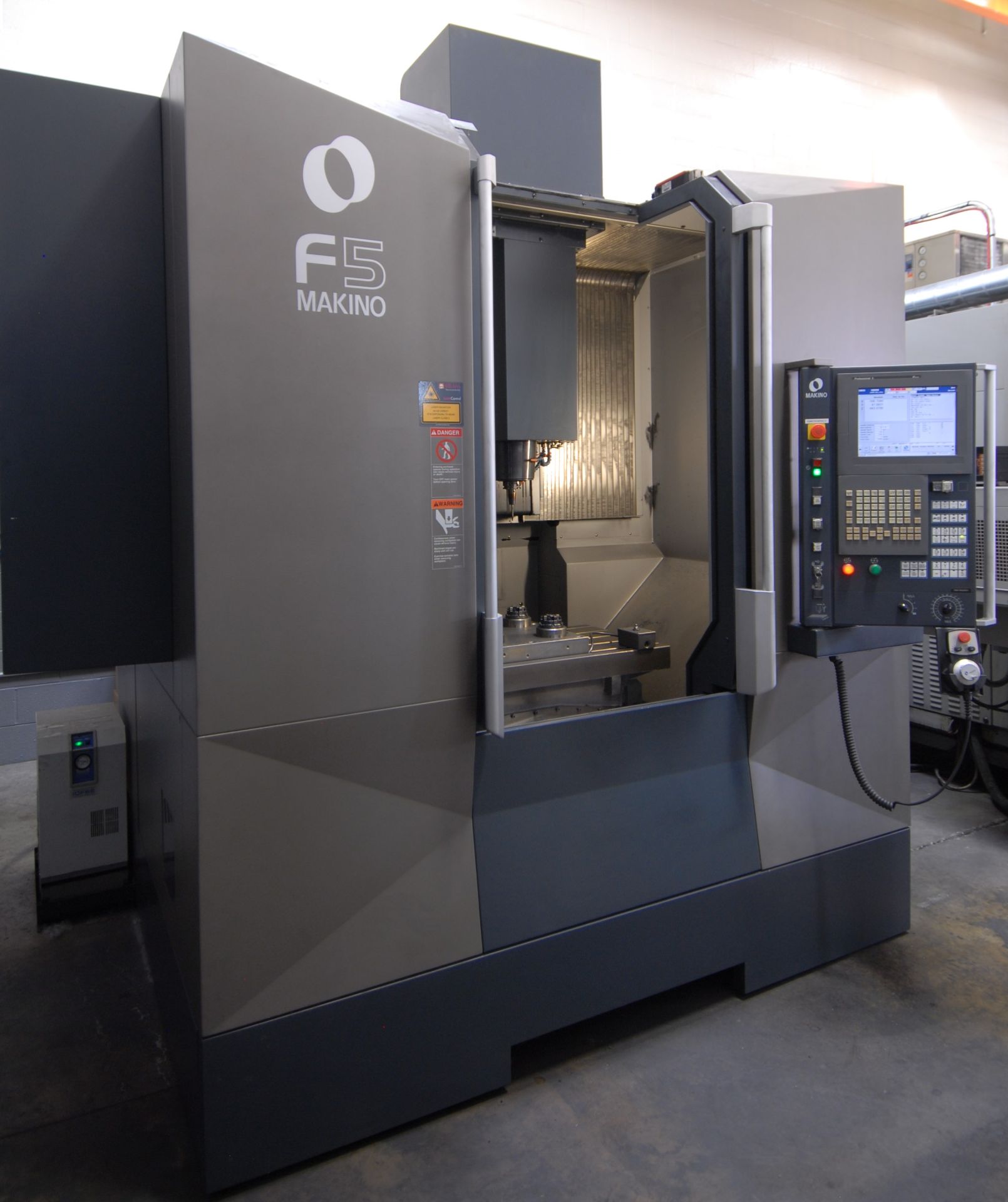 MAKINO (2014) F5 HIGH SPEED CNC VERTICAL MACHINING CENTER WITH MAKINO PROFESSIONAL 5 CNC CONTROL,