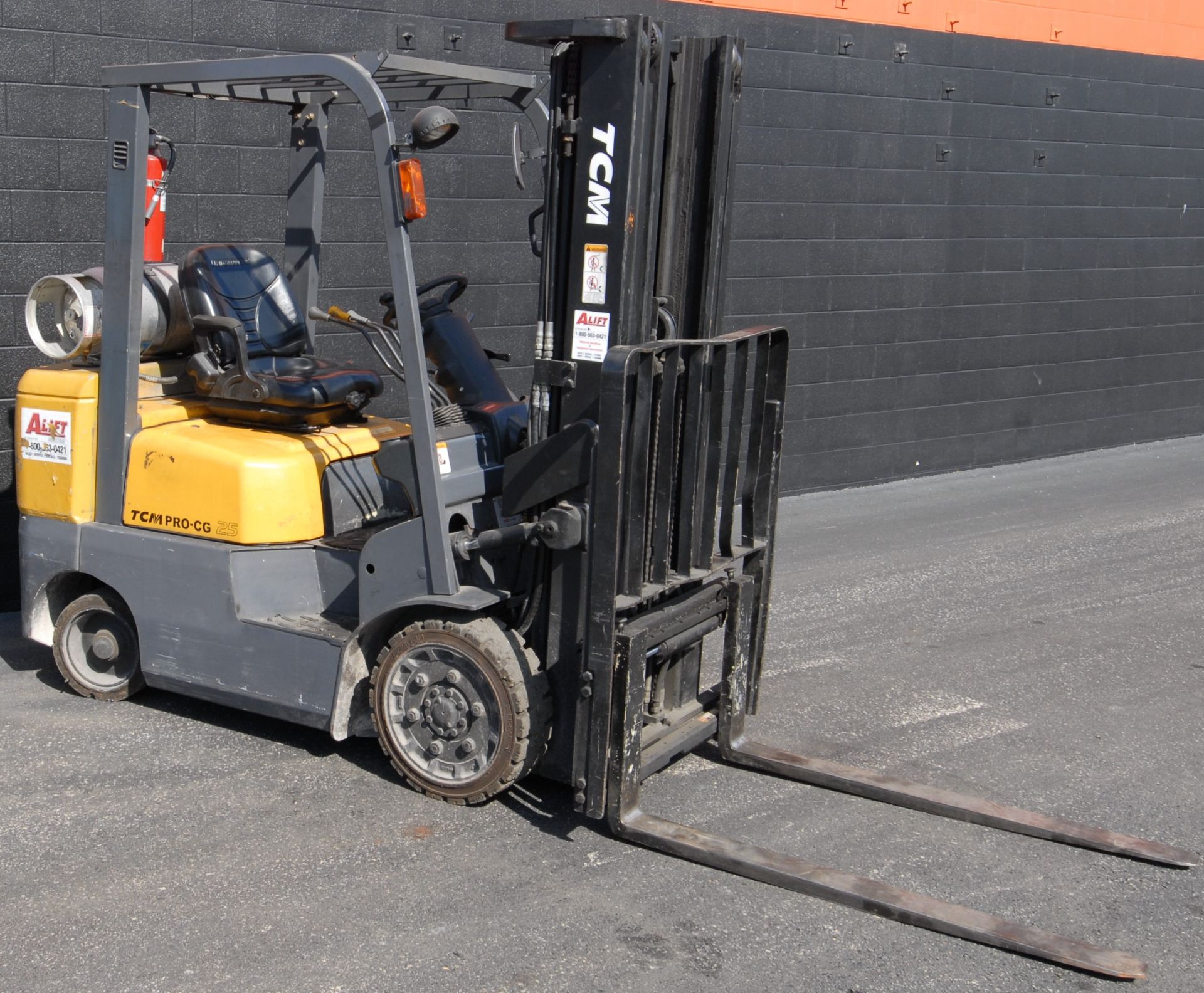 TCM PRO-CG 25 LPG FORKLIFT WITH 4300 LB. CAP., 189" MAX. LIFT HEIGHT, MULTI-SURFACE TIRES, SIDE