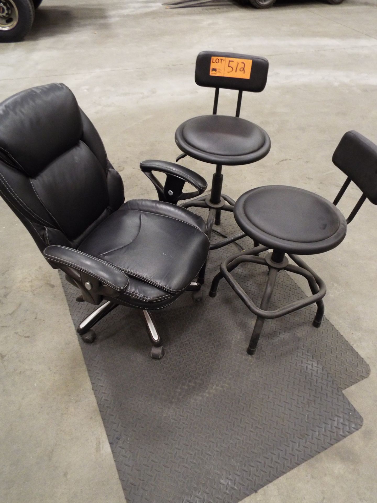 LOT/ STOOLS & MAT