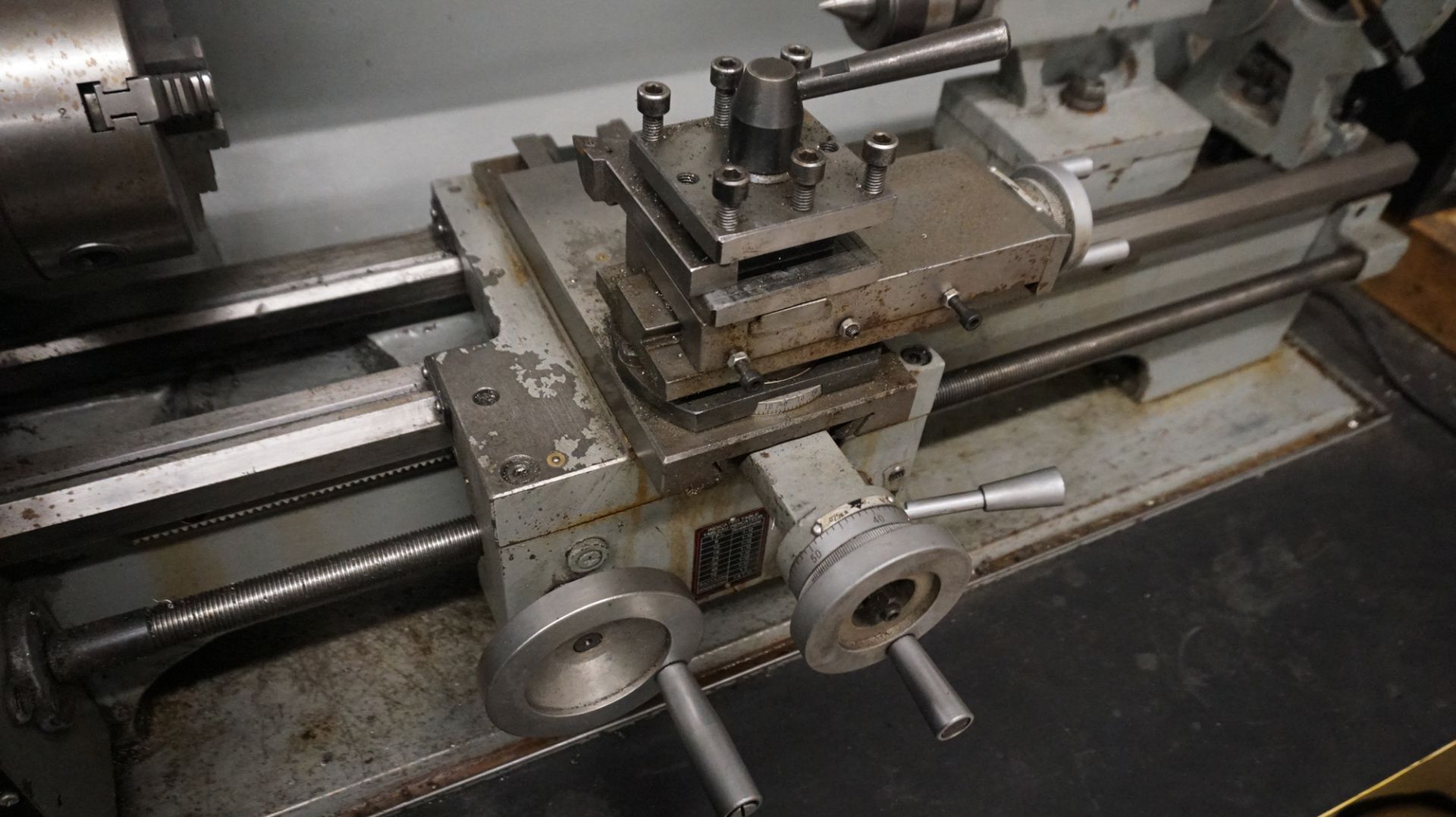 KING INDUSTRIAL 10X22 BENCHTOP METAL LATHE WITH 10" SWING OVER BED, 22" BETWEEN CENTERS, SPEEDS TO - Image 3 of 7