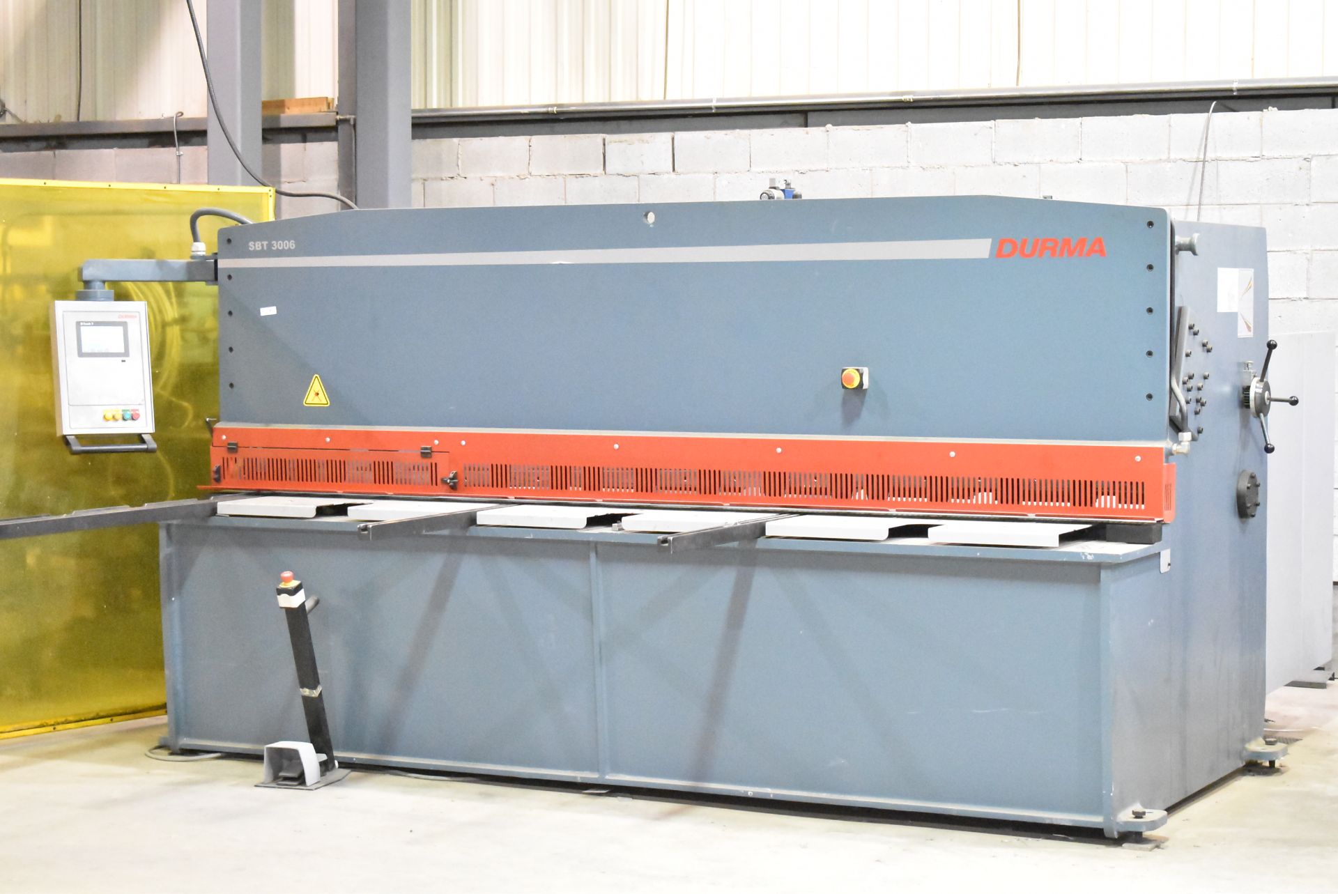 DURMA (2013) SBT 3006 CNC HYDRAULIC SHEAR WITH DURMA D-TOUCH CNC CONTROL, 10'X 1/4" CAPACITY, CNC