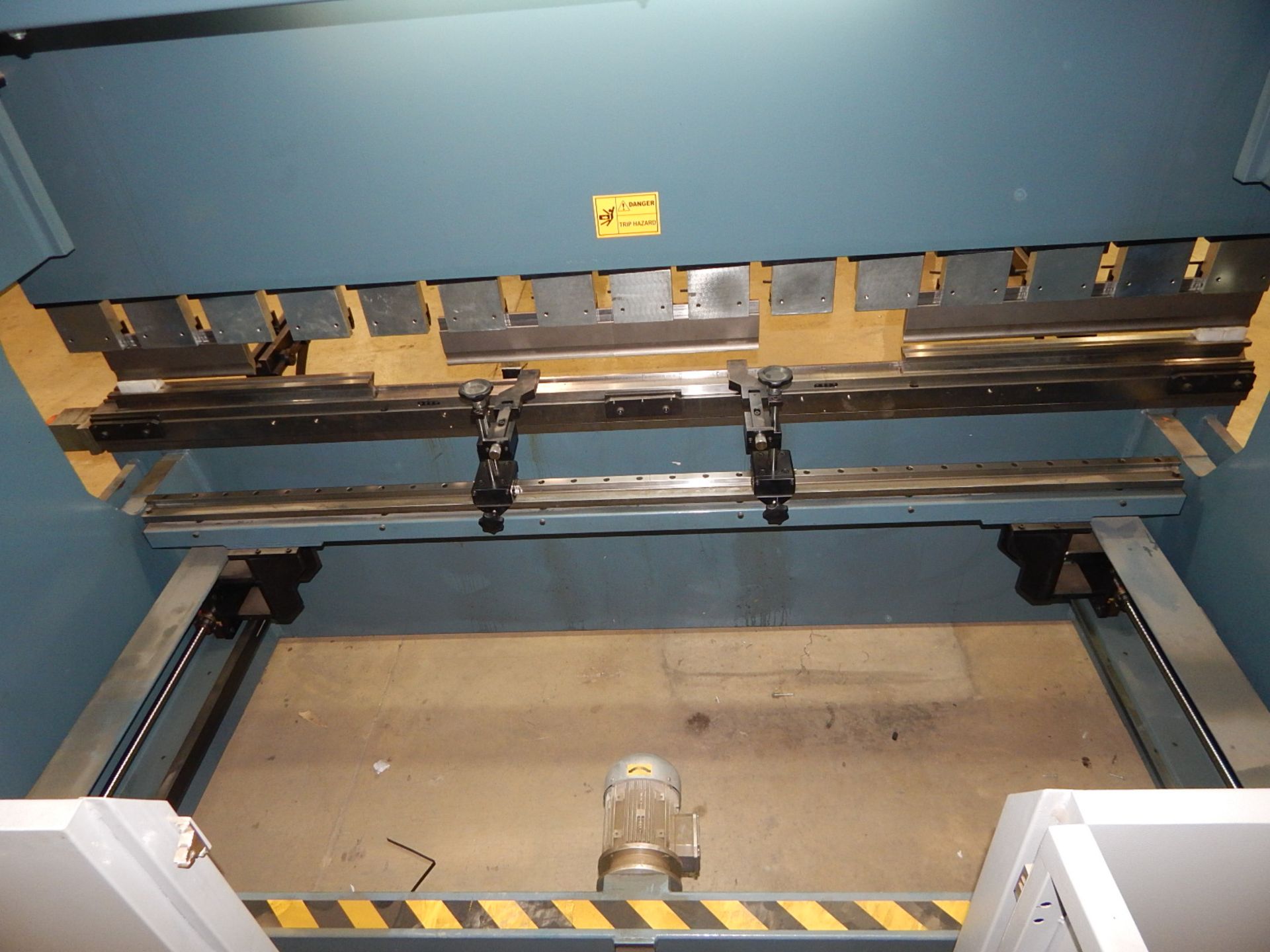 DURMA (2014) AD-R 30135 10' X 135 TON CAPACITY CNC HYDRAULIC BRAKE PRESS WITH DURMA CNC ADVANTAGE - Image 4 of 18