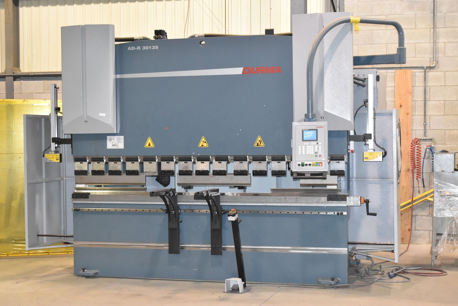 DURMA (2014) AD-R 30135 10' X 135 TON CAPACITY CNC HYDRAULIC BRAKE PRESS WITH DURMA CNC ADVANTAGE