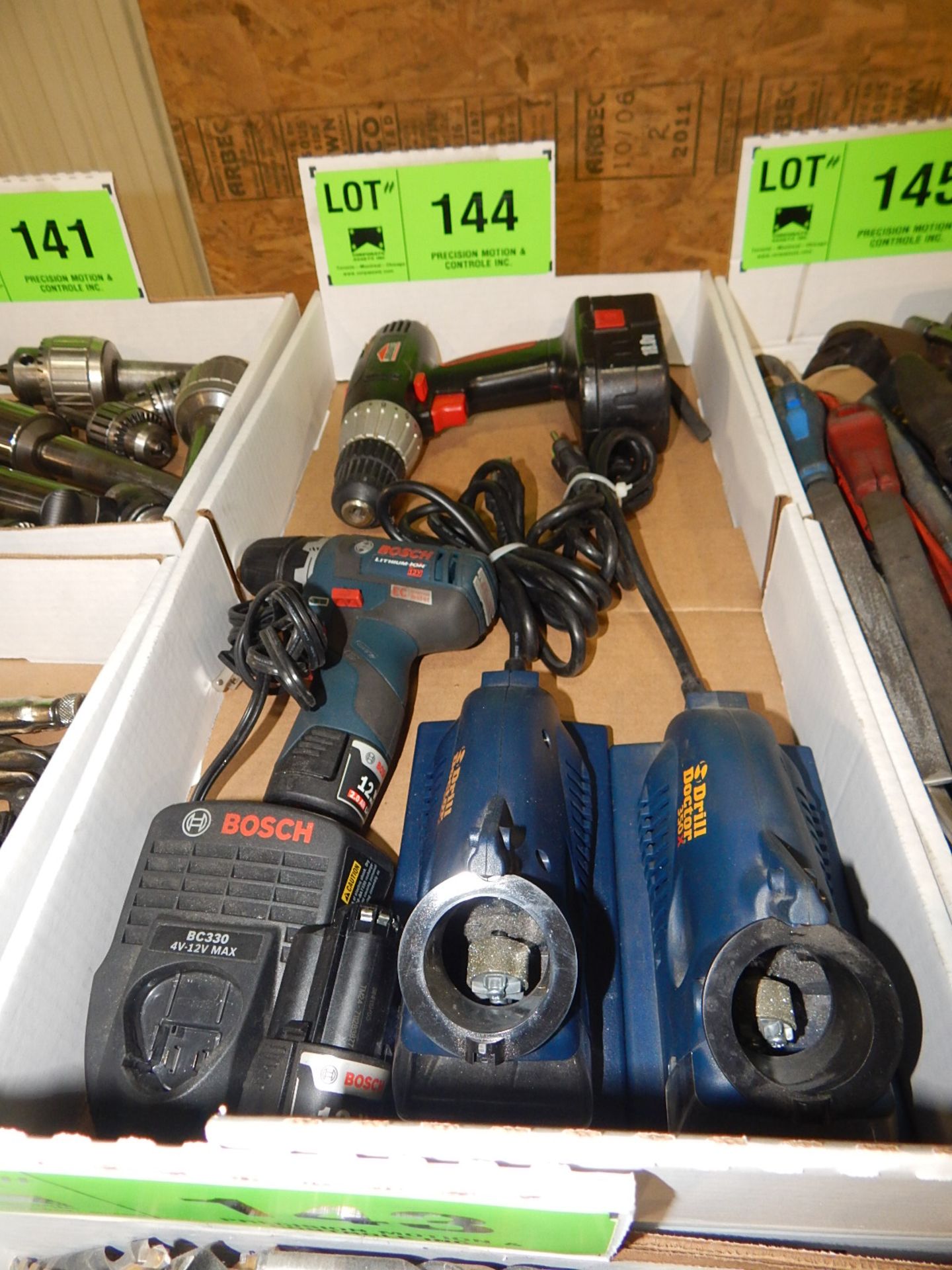 LOT/ CORDLESS DRILLS, CHARGER, AND DRILL DOCTORS