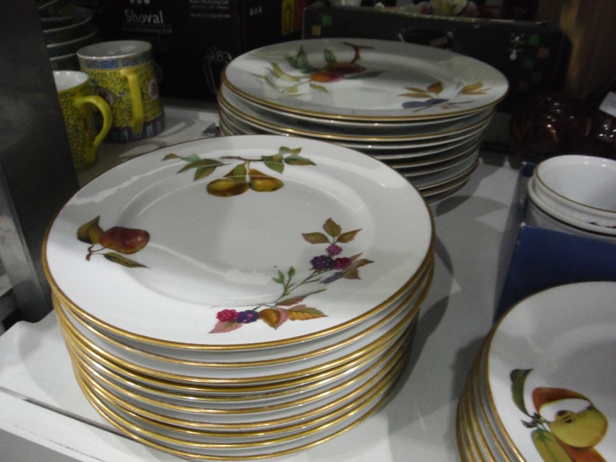 Large quantity of Royal Worcester 'Evesham' pattern dinnerware to include tureens, dinner plates, - Image 9 of 9