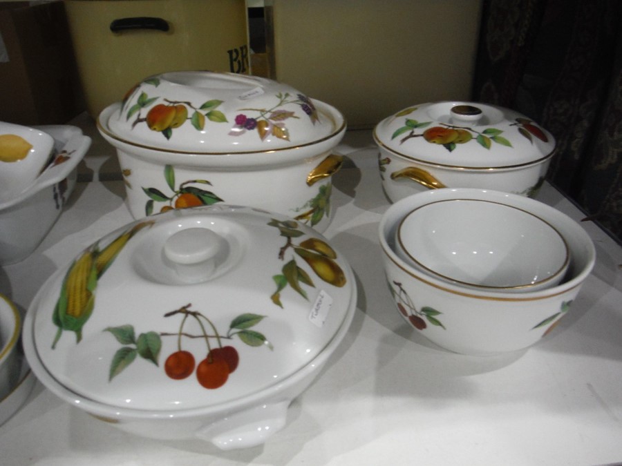 Large quantity of Royal Worcester 'Evesham' pattern dinnerware to include tureens, dinner plates, - Image 3 of 9