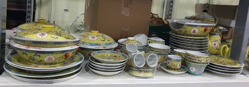 Large quantity of dinner and tea ware in the Chinese taste