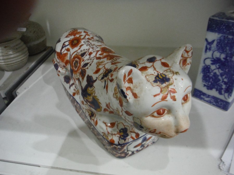 Imari pottery figure of recumbent cat, six-character mark to base, a 20th century Chinese vase - Bild 17 aus 20