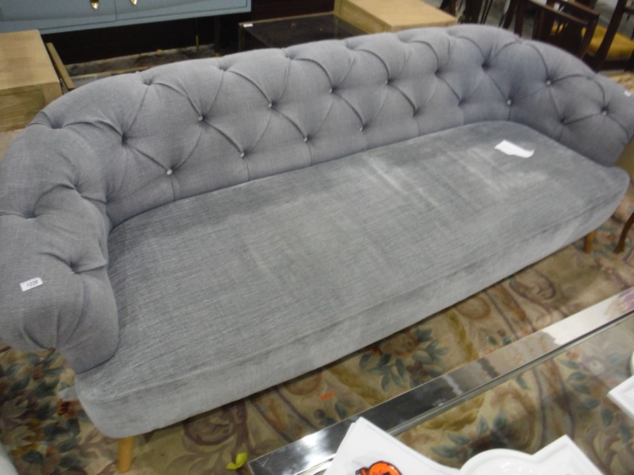 Modern deep button upholstered Chesterfield settee by The Designers Guild - Image 2 of 7