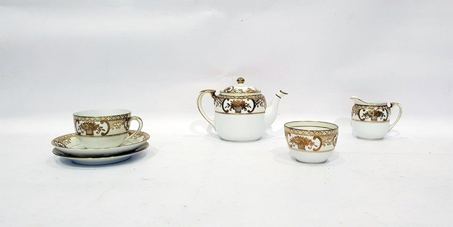 Noritake solitaire teaset with gilt and cream bord