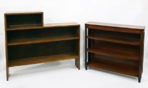 Oak open bookcase of three shelves, 113cm and a mahogany three-shelf open bookcase, width 90cm (2)
