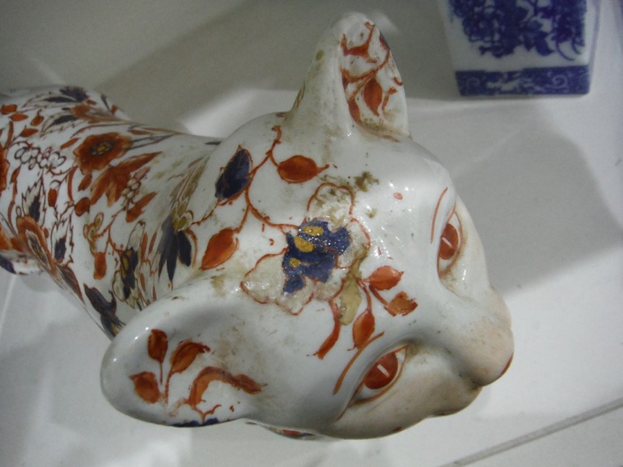 Imari pottery figure of recumbent cat, six-character mark to base, a 20th century Chinese vase - Bild 18 aus 20